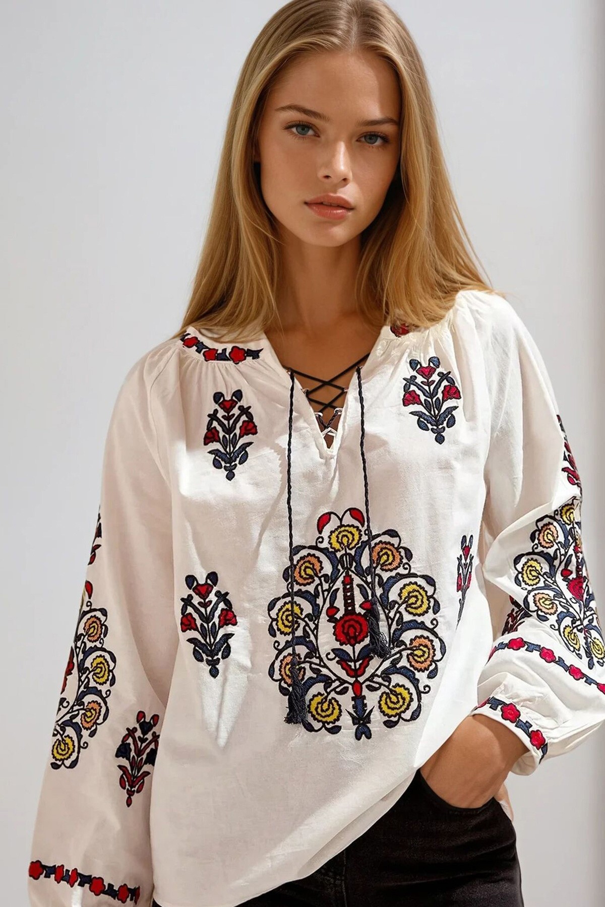 Beyaz Yırtmaç Yaka Balon Kol Nakışlı Dokuma Bluz