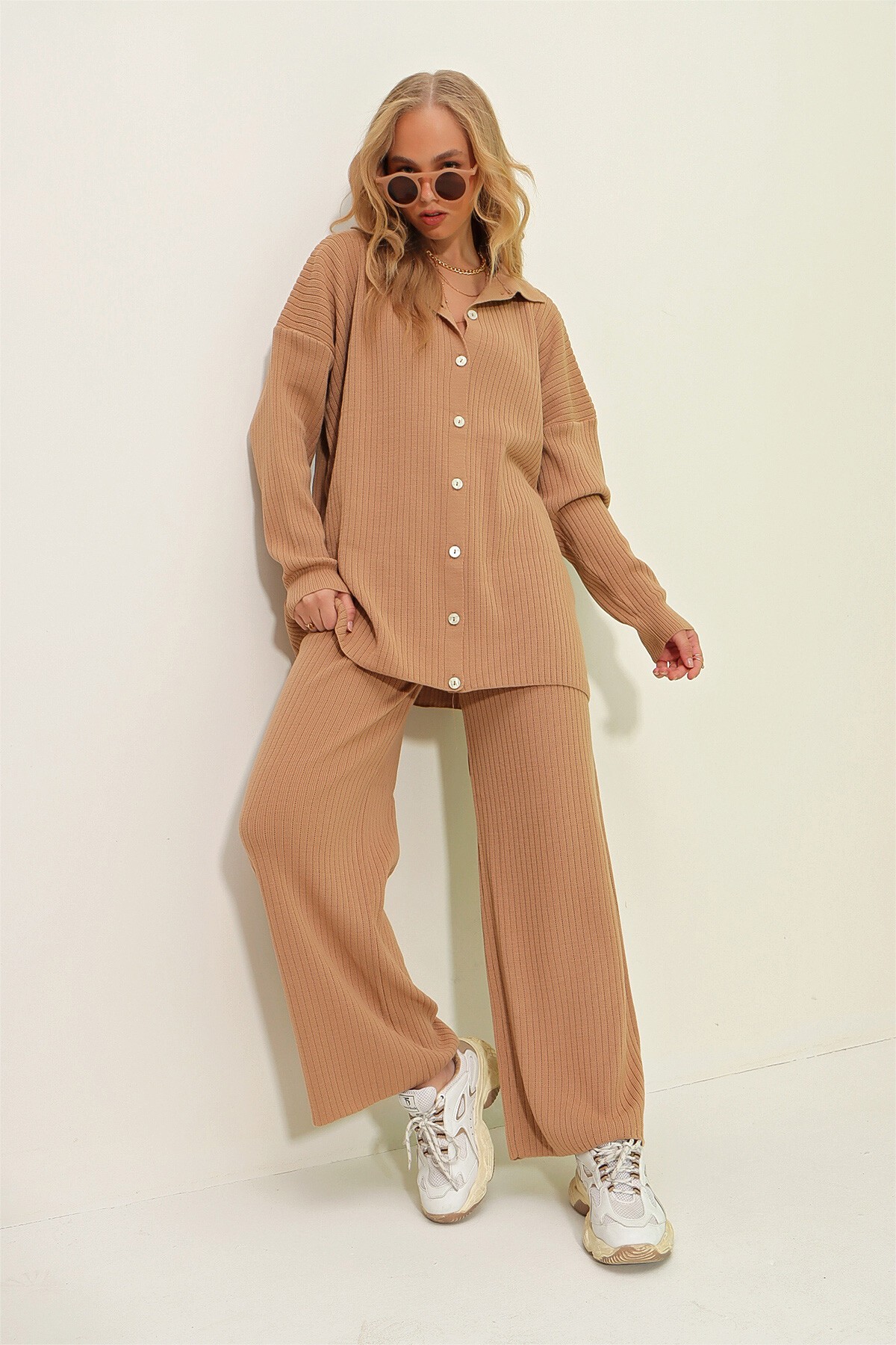 Bisküvi Düğmeli Kendinden Dokulu Triko Takım