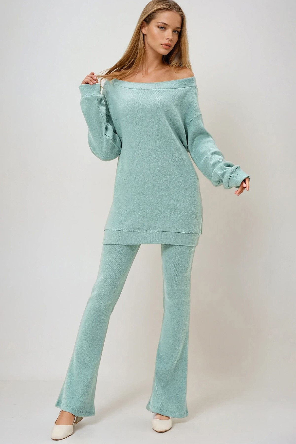 Çağla Yeşili Kayık Yaka Kaşkorse Oversize Bluz Ve İspanyol Paça Pantolon Takım