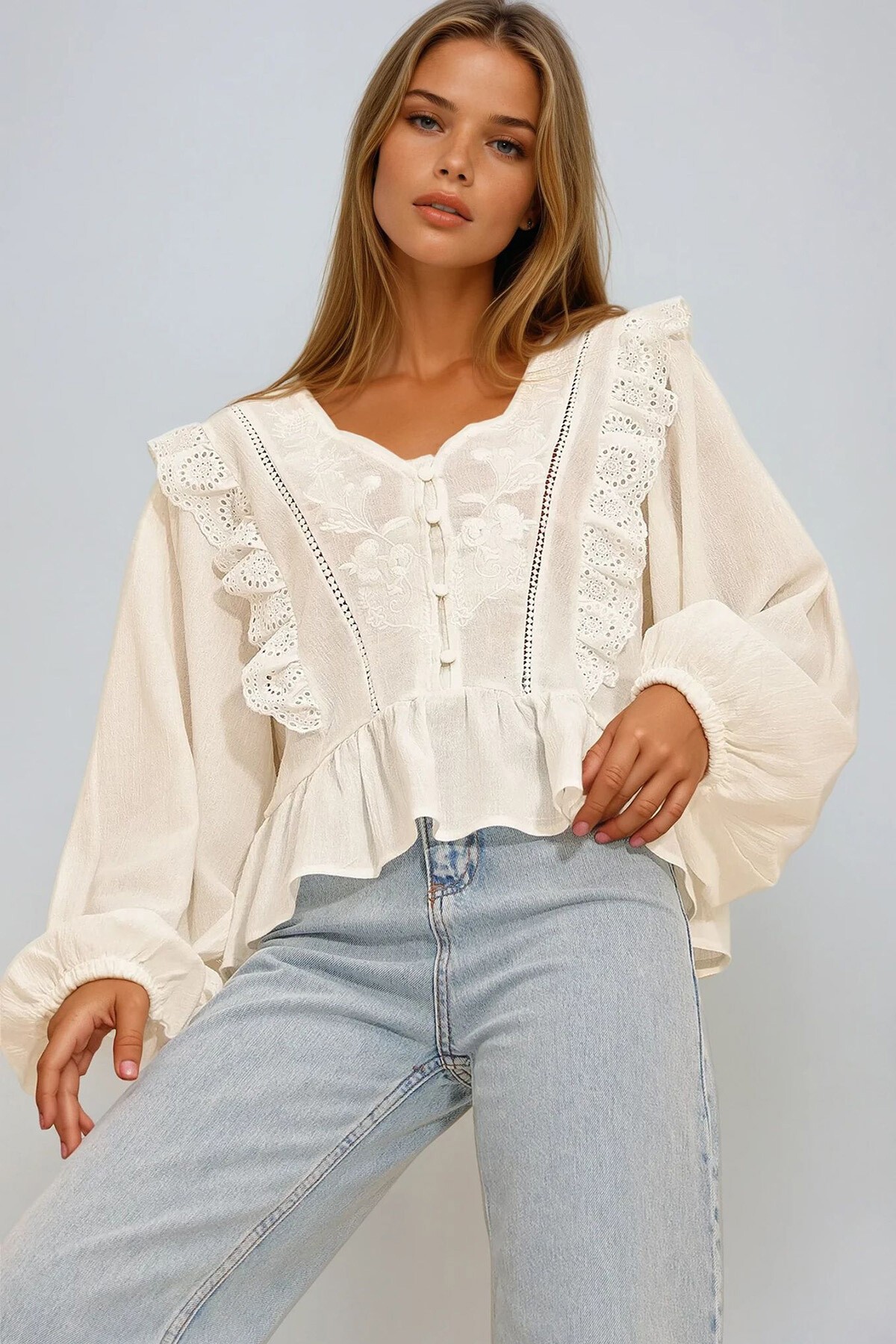Ekru Fisto Nakış İşlemeli Dokuma Bluz