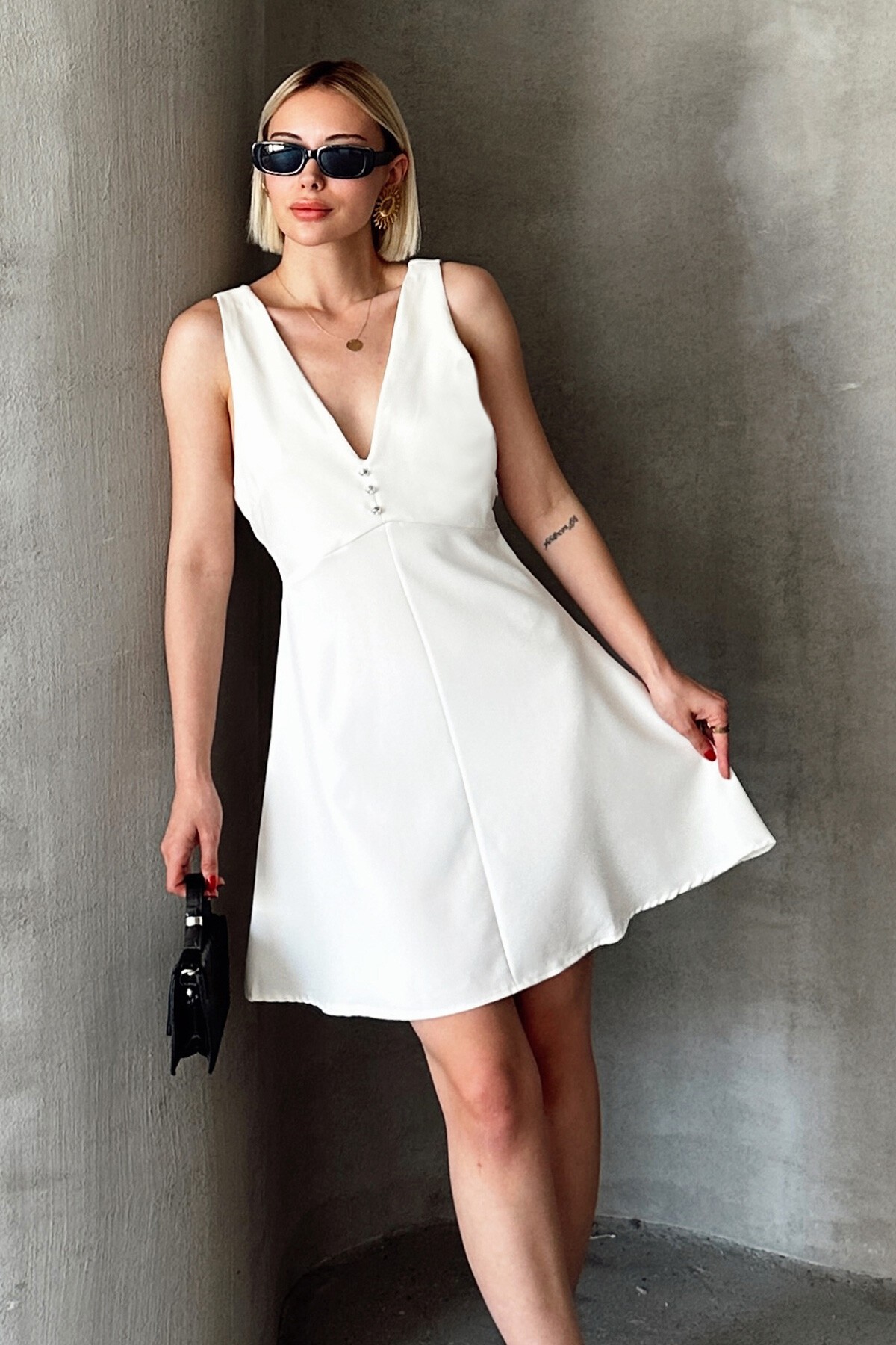 Ekru Kalın Askılıı Derin V Yaka Sırt Detaylı  Mini Elbise