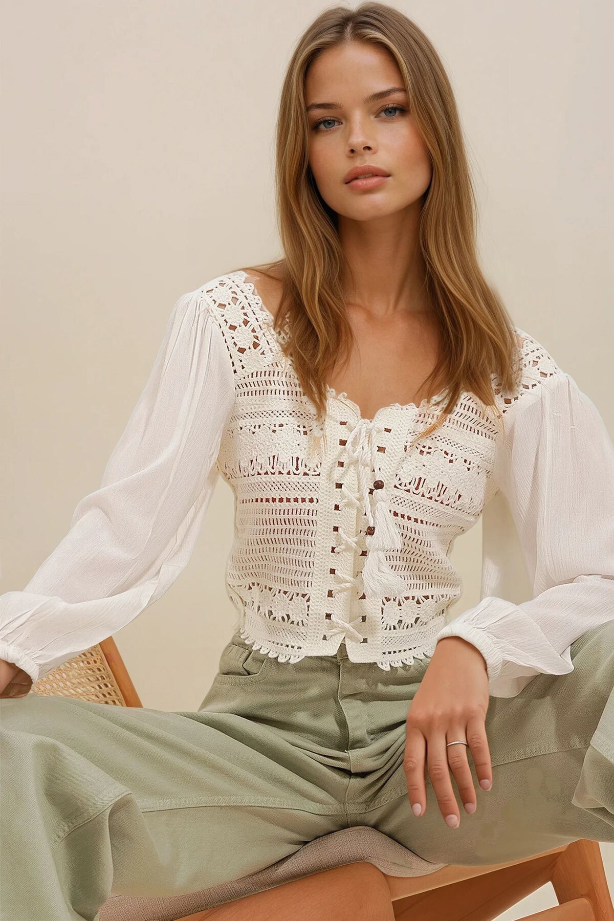 Ekru Kare Yaka Önü Bağlamalı Kroşata Dokuma Crop Bluz