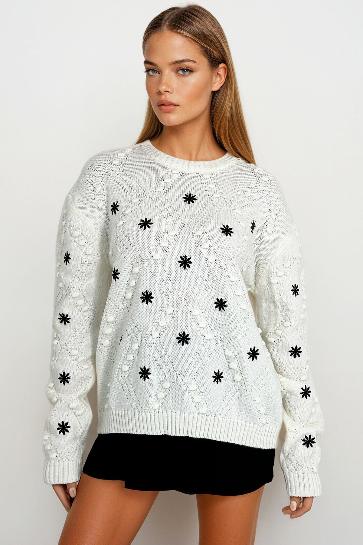 Ekru Nakışlı Triko Kazak