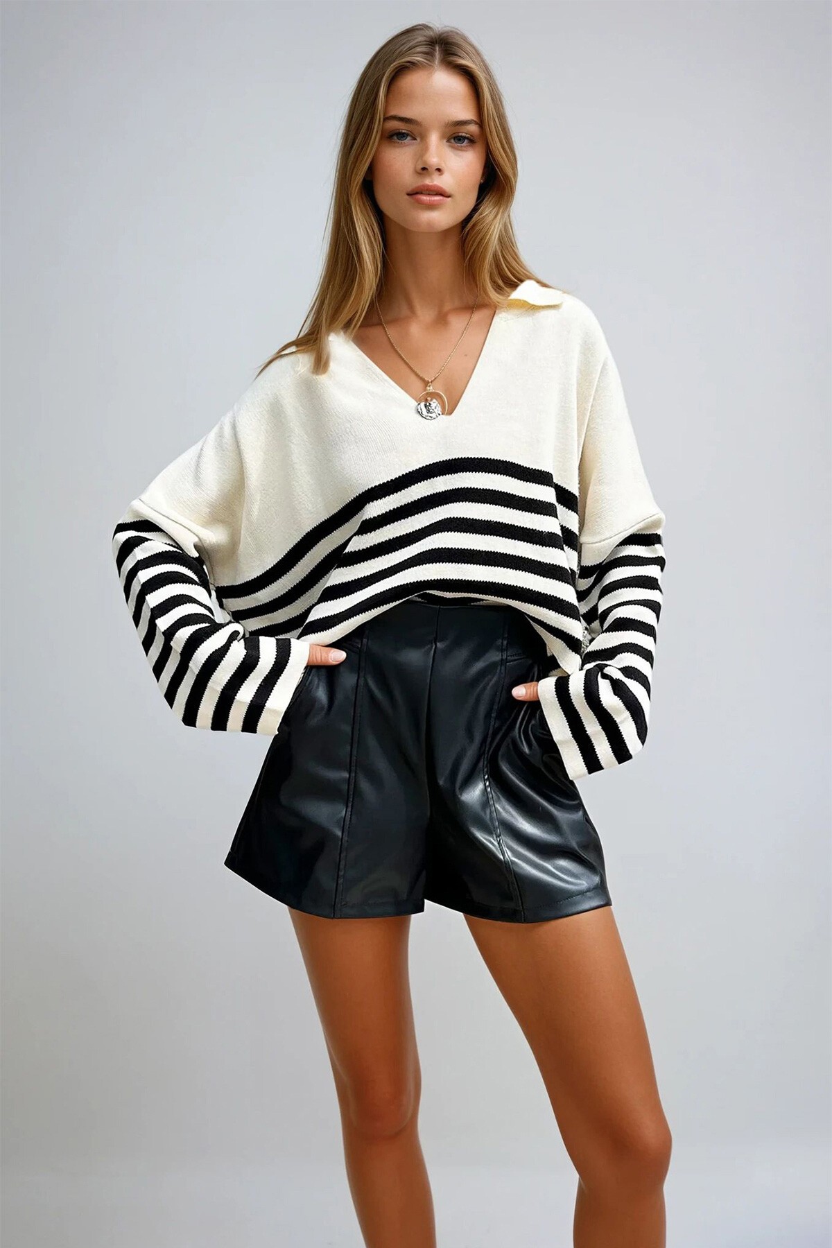 Ekru Polo Yaka Çizgili Crop Kazak