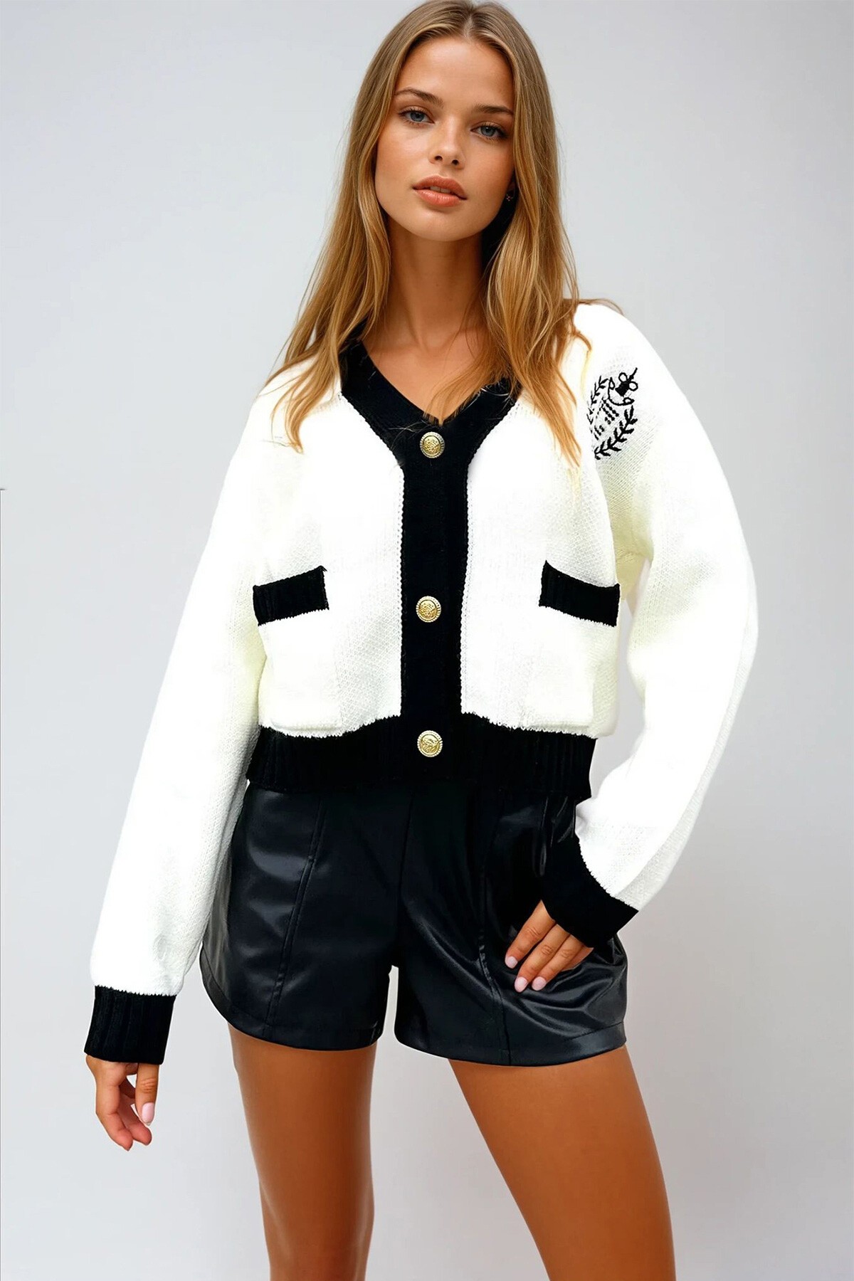 Ekru V Yaka Çift Cepli Nakış Detaylı Gold Düğmeli Triko Hırka