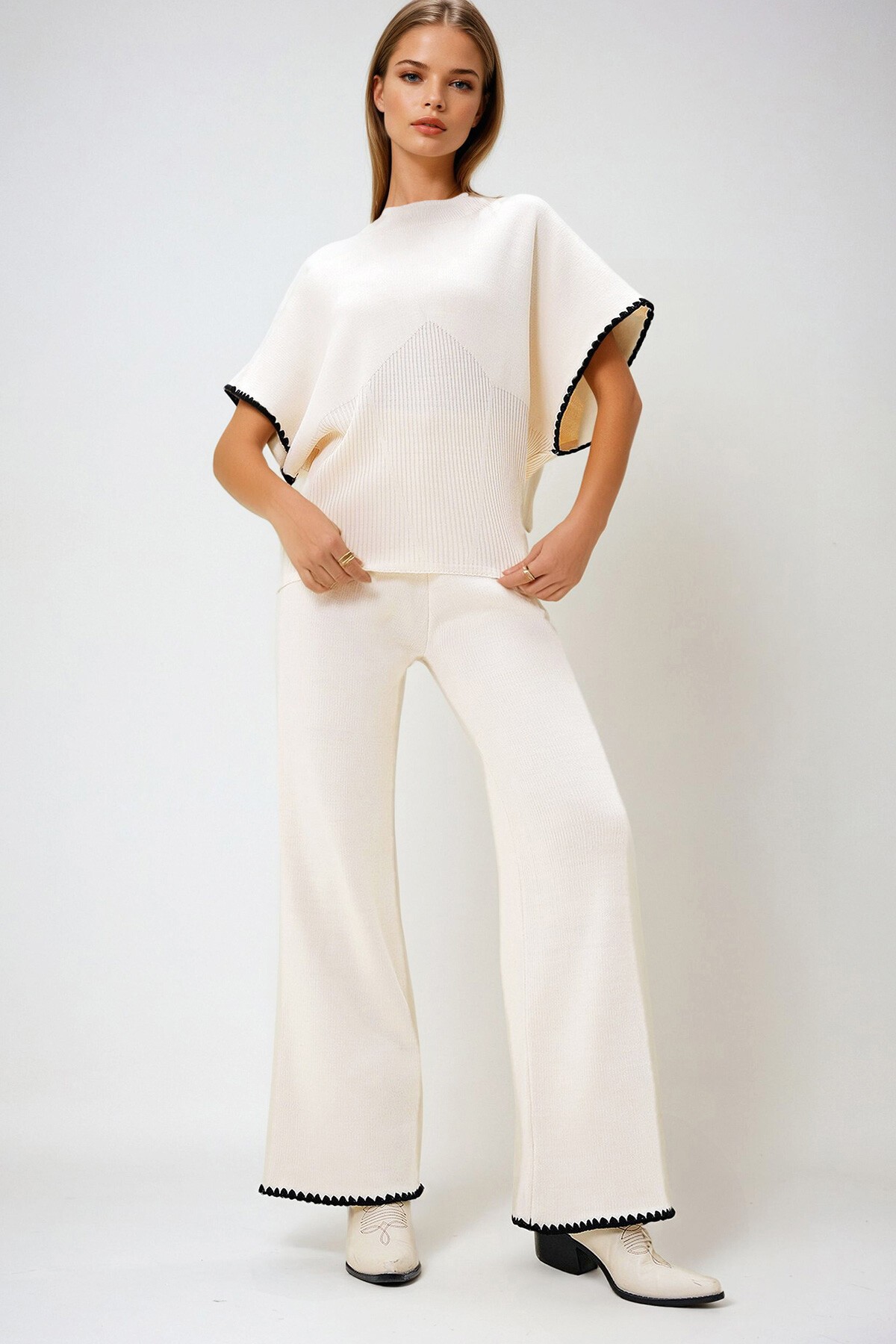 Ekru Yarım Balıkçı Yaka Kolu Ve Paçası Dikiş Detaylı Beli Gipeli Kısa Kol Bluz Ve Palazzo Pantolon Takım