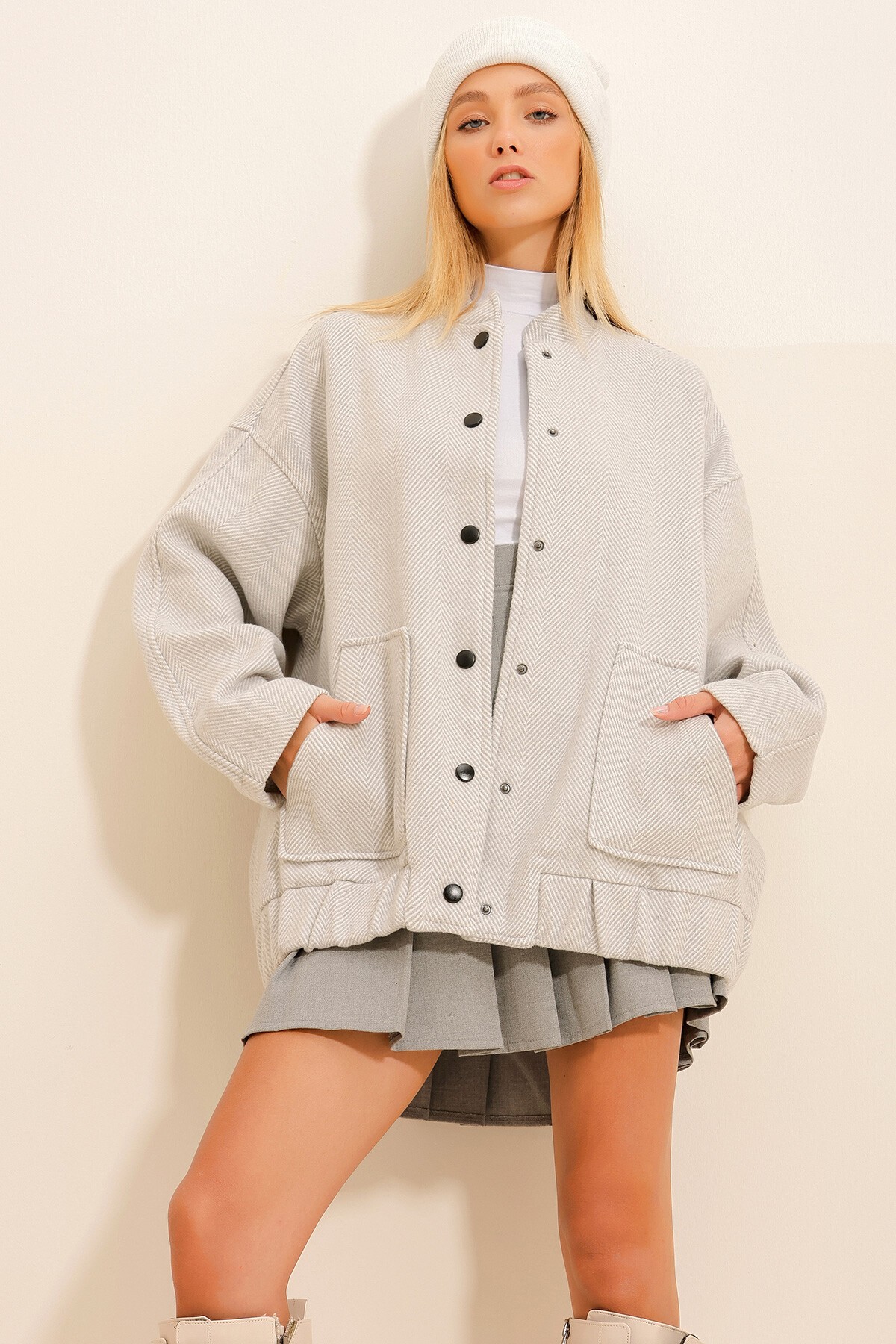 Gri Çıtçıt Kapamalı Çift Cepli Balık Sırtı Desenli Kaşe Mont