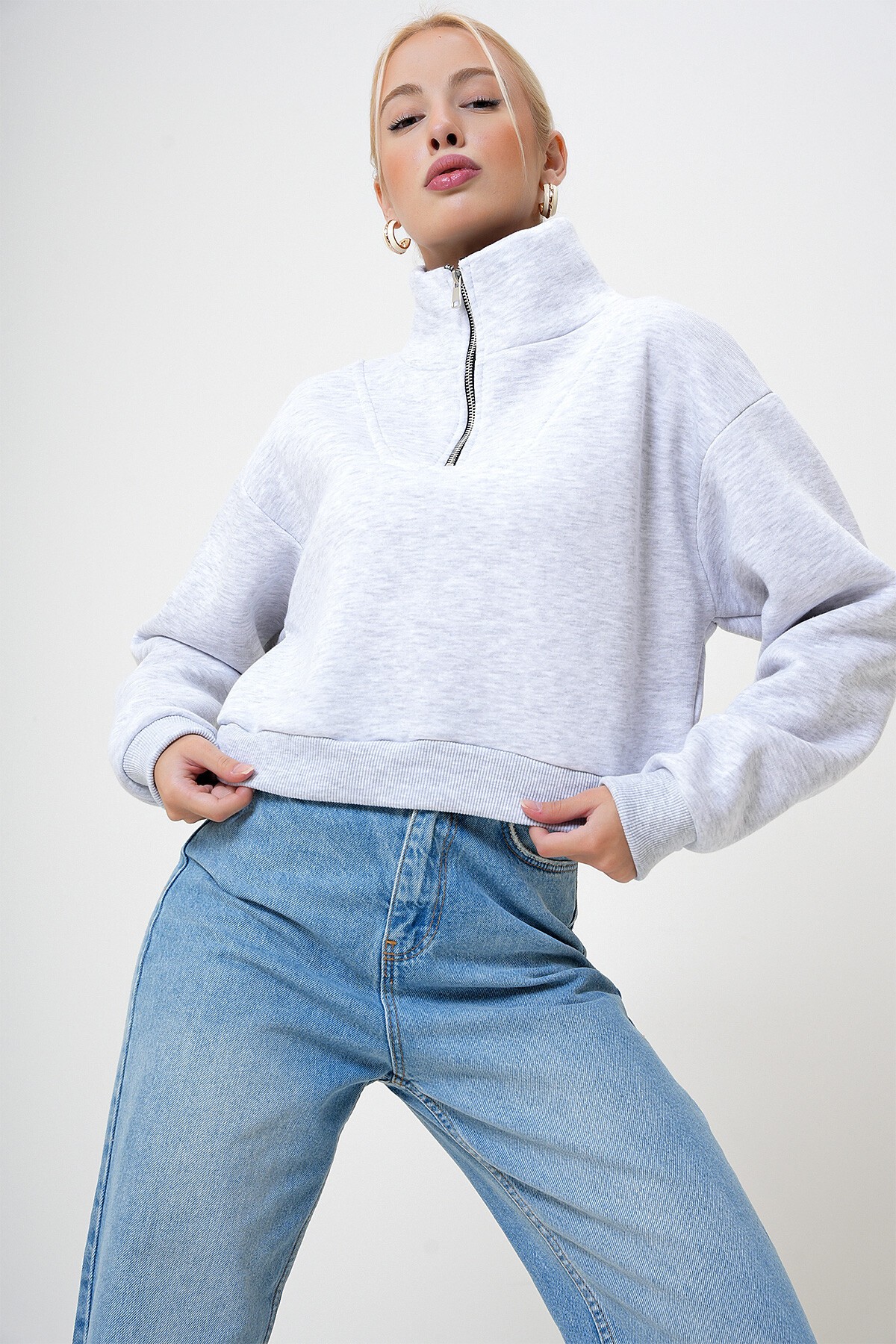 Gri Yarım Fermuarlı Üç İplik Şardonlu Crop Sweatshirt