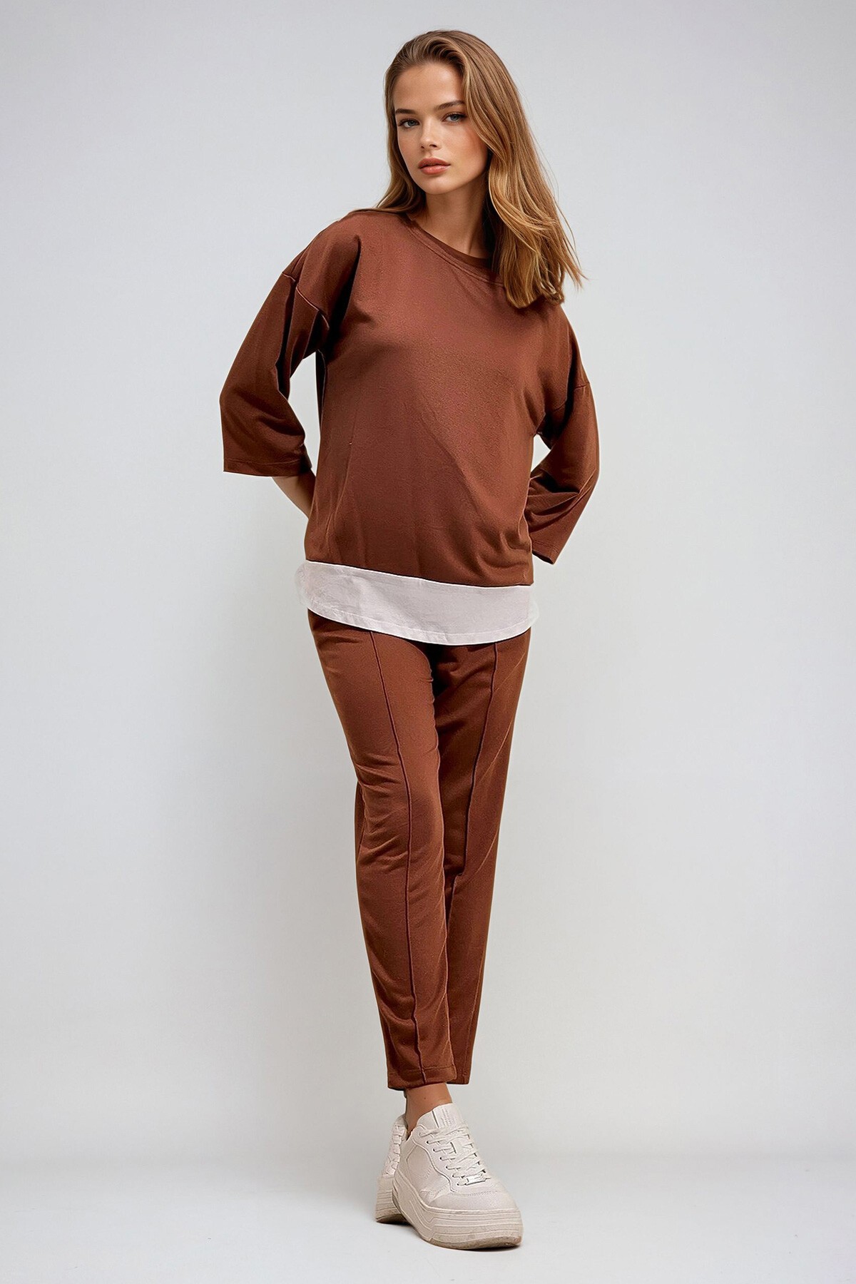 Kahverengi Bisiklet Yaka Renk Garnili Bluz Ve Çift Cepli Nervür Dikişli Pantolon İkili Takım