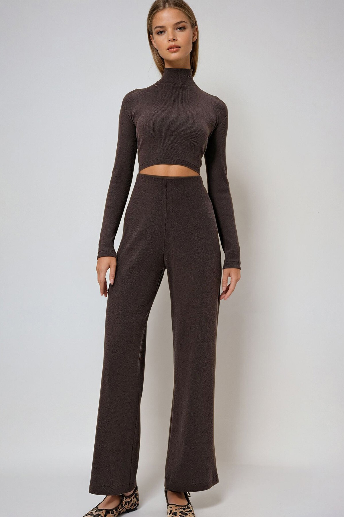 Kahverengi Dik Yaka Kaşkorse Krop Bluz Ve Pantolon Takım