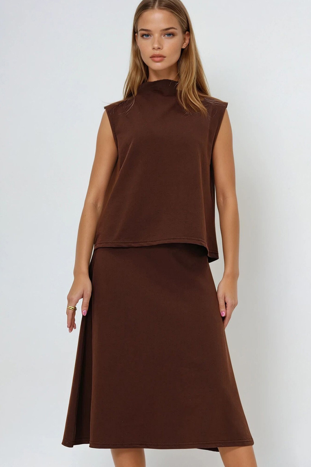 Kahverengi Dik Yaka Kolsuz Bluz Etekli Takım