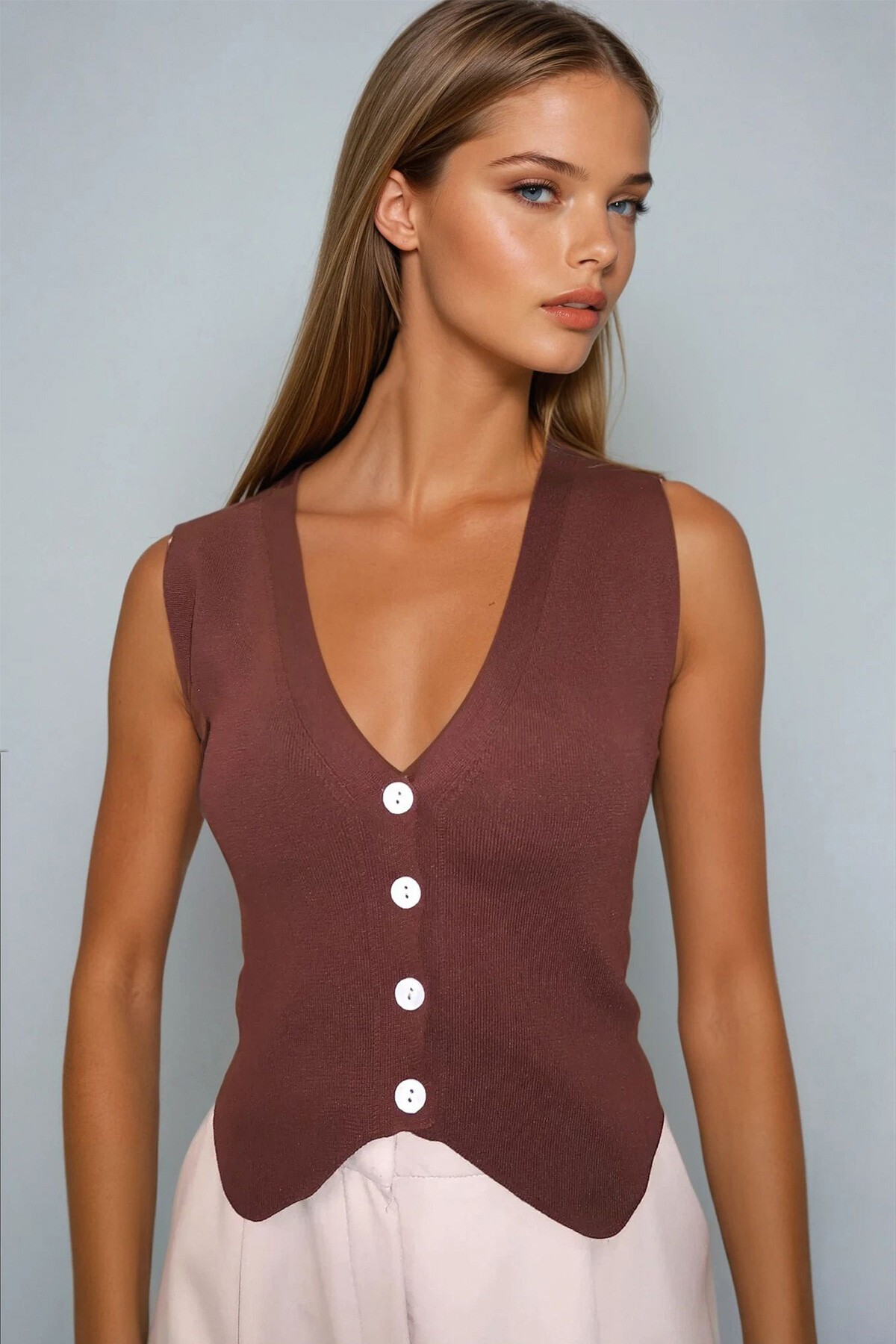 Kahverengi V Yaka Düğmeli Yazlık Triko Yelek