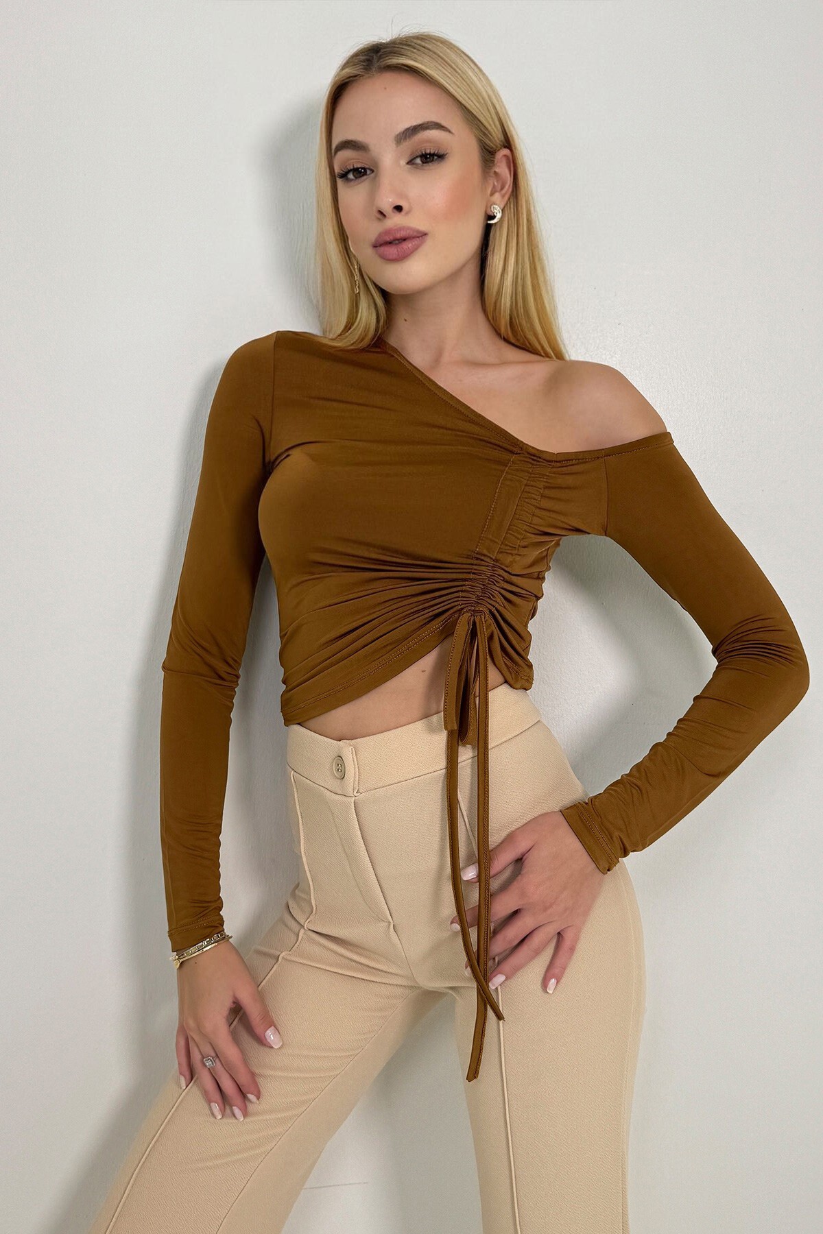 Karamel Asimetrik Yaka Büzgülü Sandy Crop Bluz