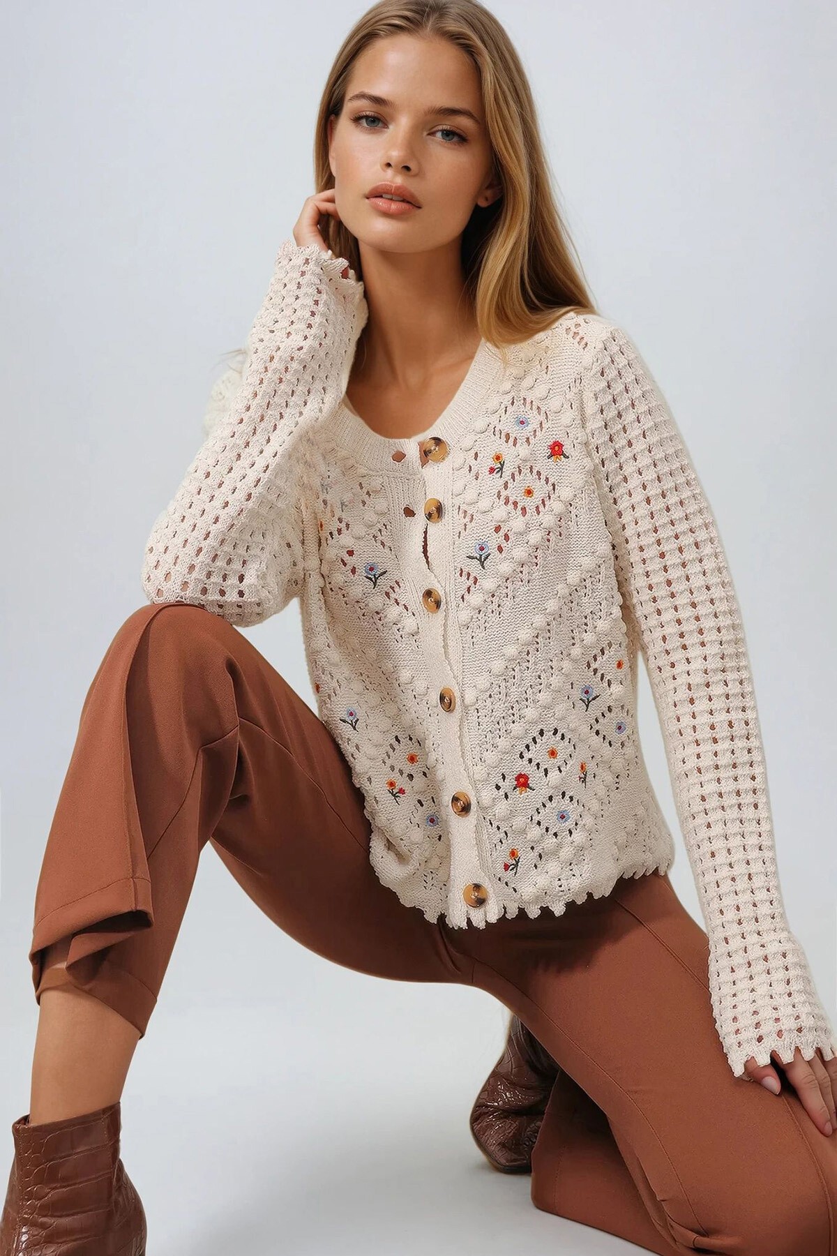 Krem Bisiklet Yaka Ajurlu Ve Nakış İşlemeli Nostaljik Triko Hırka