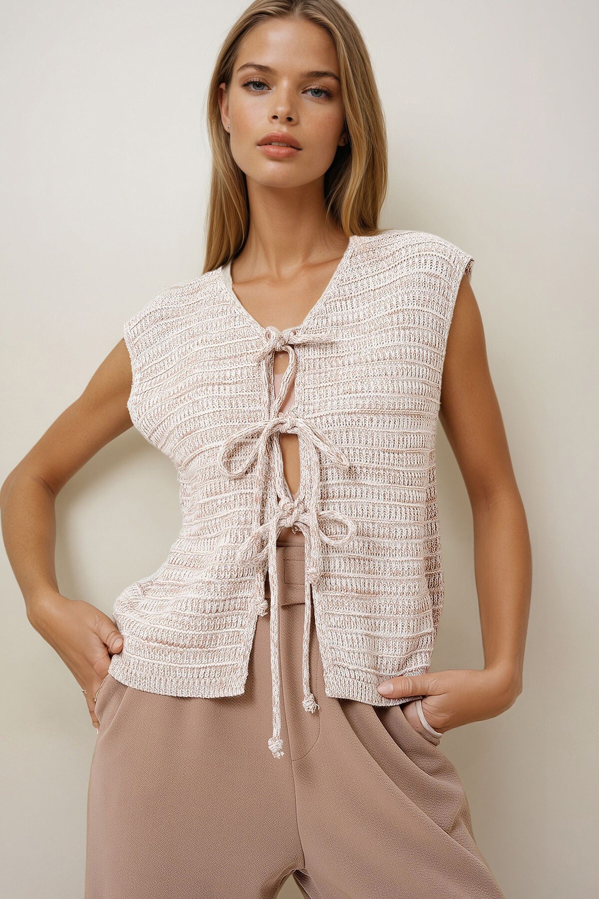 Krem Fiyonk Detaylı Örme Yelek