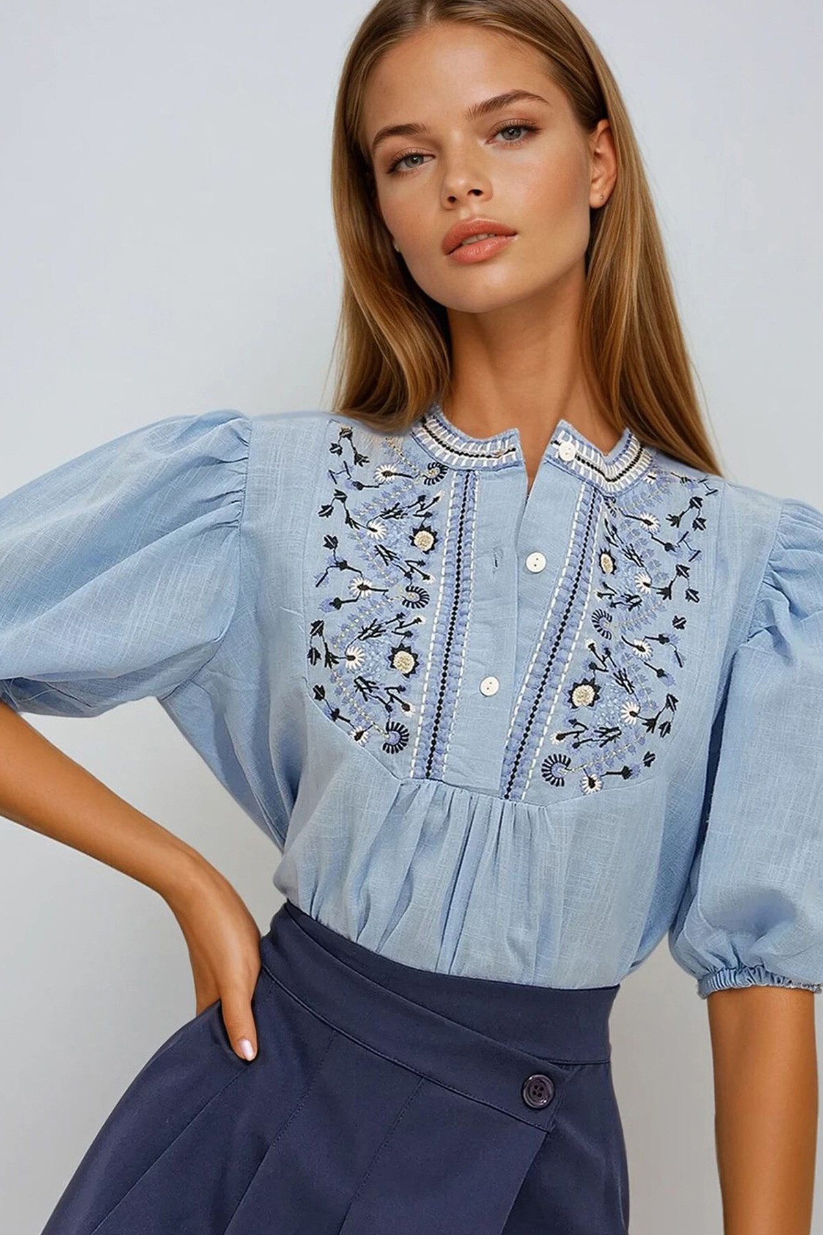 Mavi Bisiklet Düğme Detaylı Nakışlı Bluz