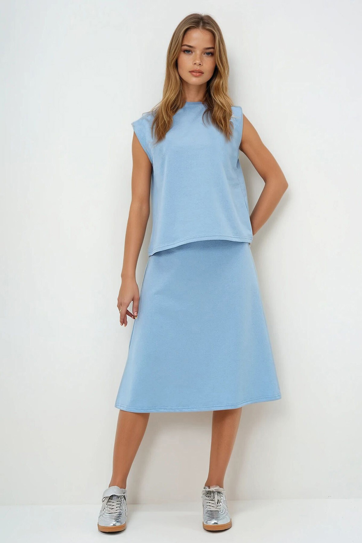 Mavi Dik Yaka Kolsuz Bluz Etekli Takım