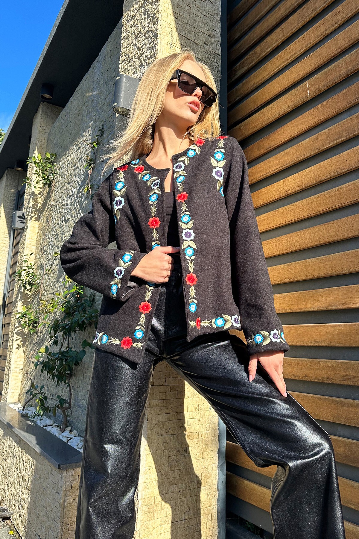 Siyah Nakışlı Astarlı Kaşe Ceket