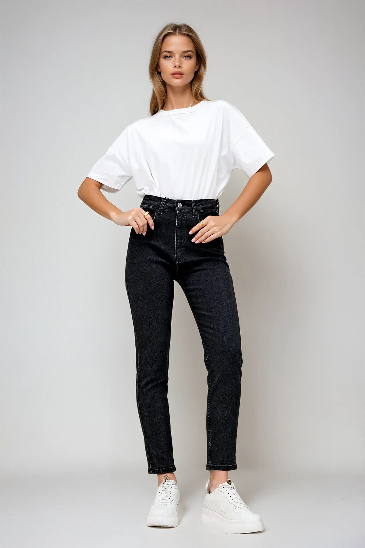 Siyah 5 Cep Yıkamalı Boru Paça Likralı Jean Pantolon