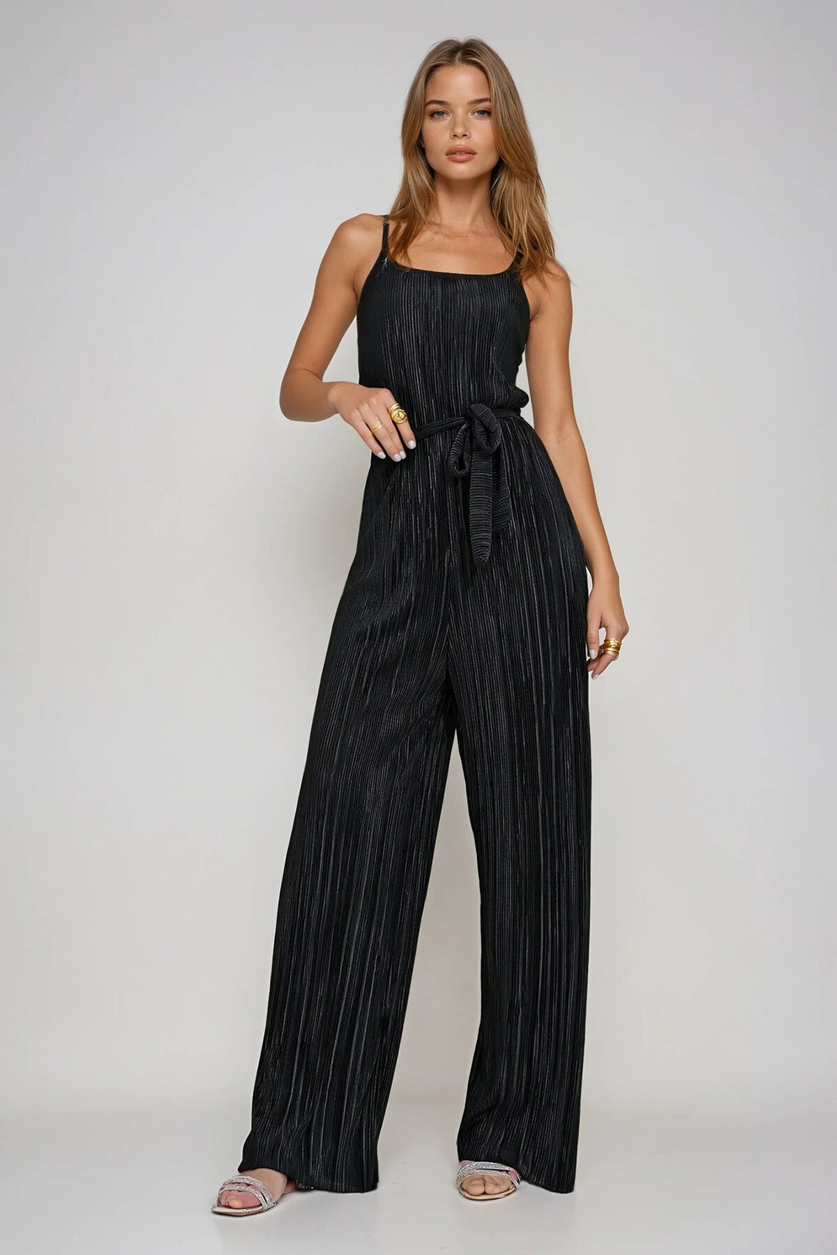 Siyah Askılı Beli Kemerli Göğüs Dekolteli Pileli Tulum