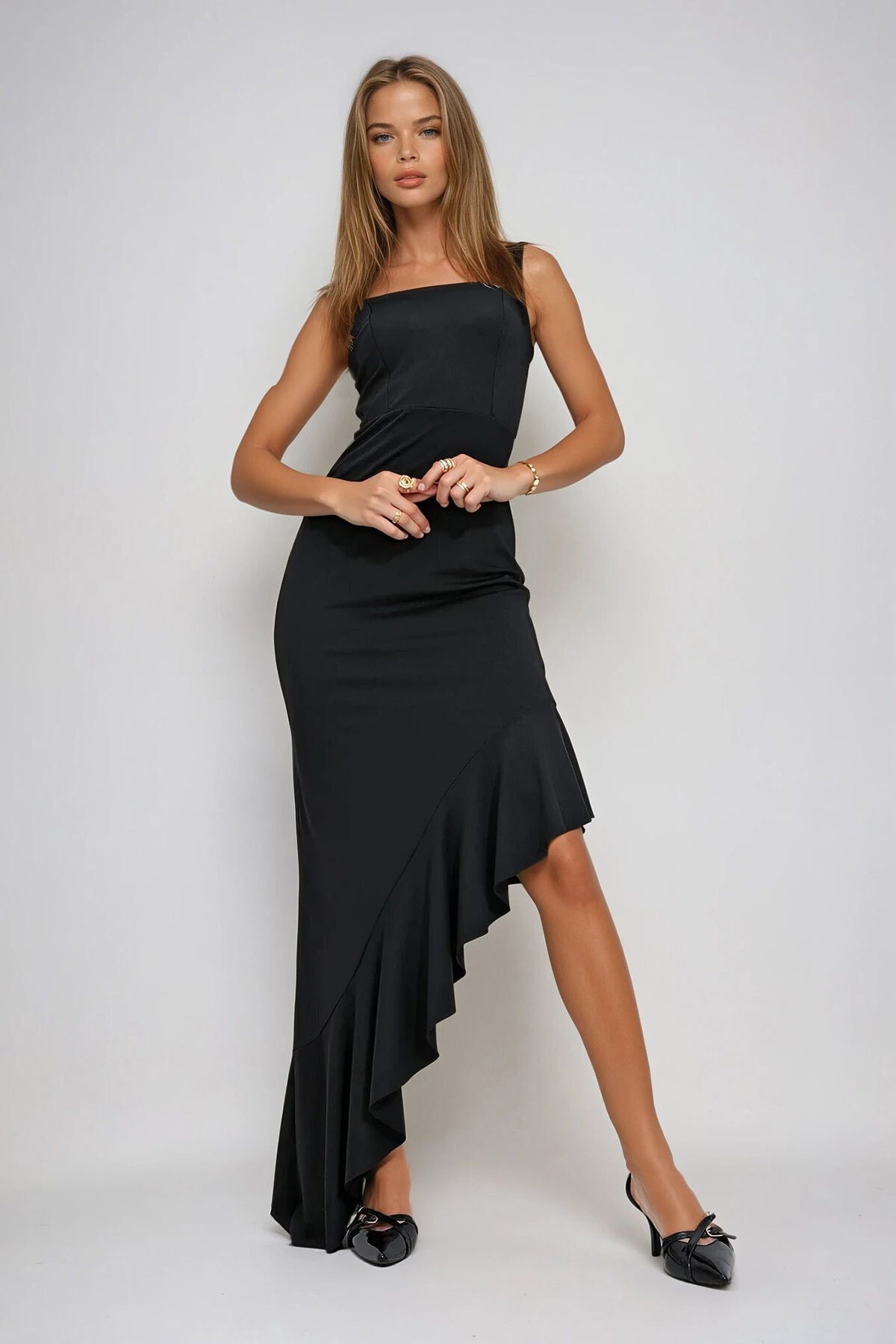 Siyah Ayarlanabilir Askılı Eteği Volanlı Asimetrik Kesim Elbise