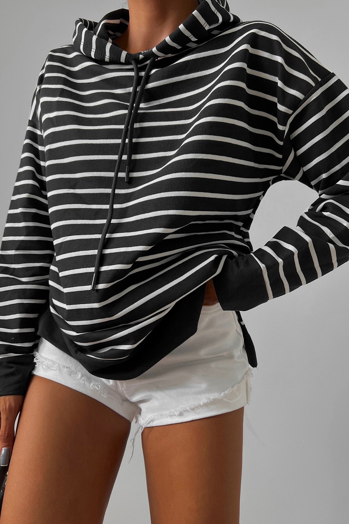 Siyah Beyaz Kapüşonlu Yani Yırtmaçlı Şerit Desenli Sweat