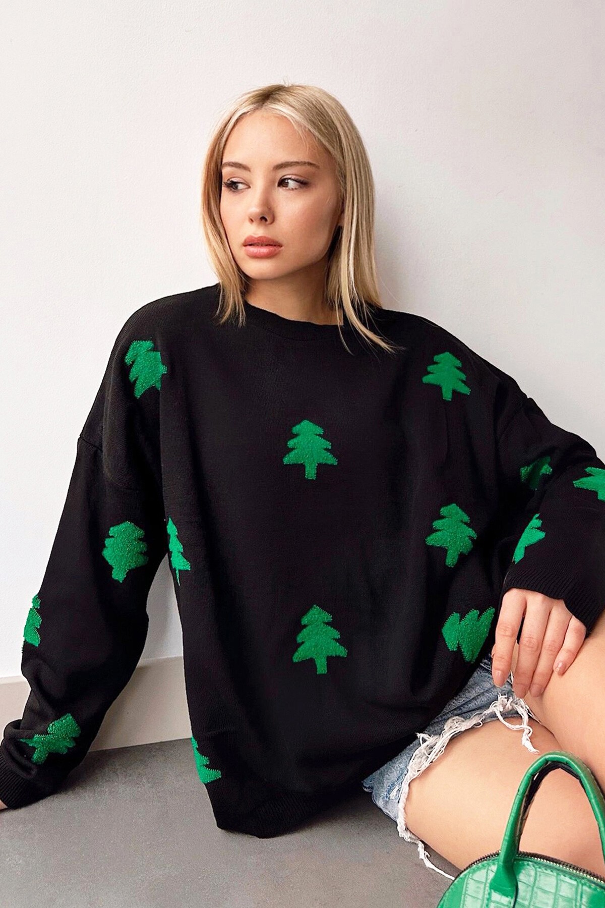 Siyah Bisiklet Yaka Ağaç Desenli Triko Kazak