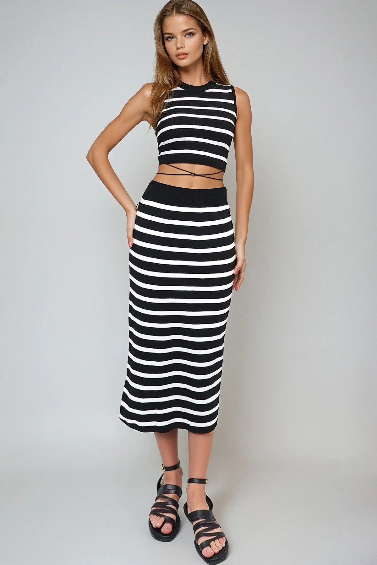 Siyah Bisiklet Yaka Çizgili Crop Triko Bluz Ve Etek 2Li Triko Takım