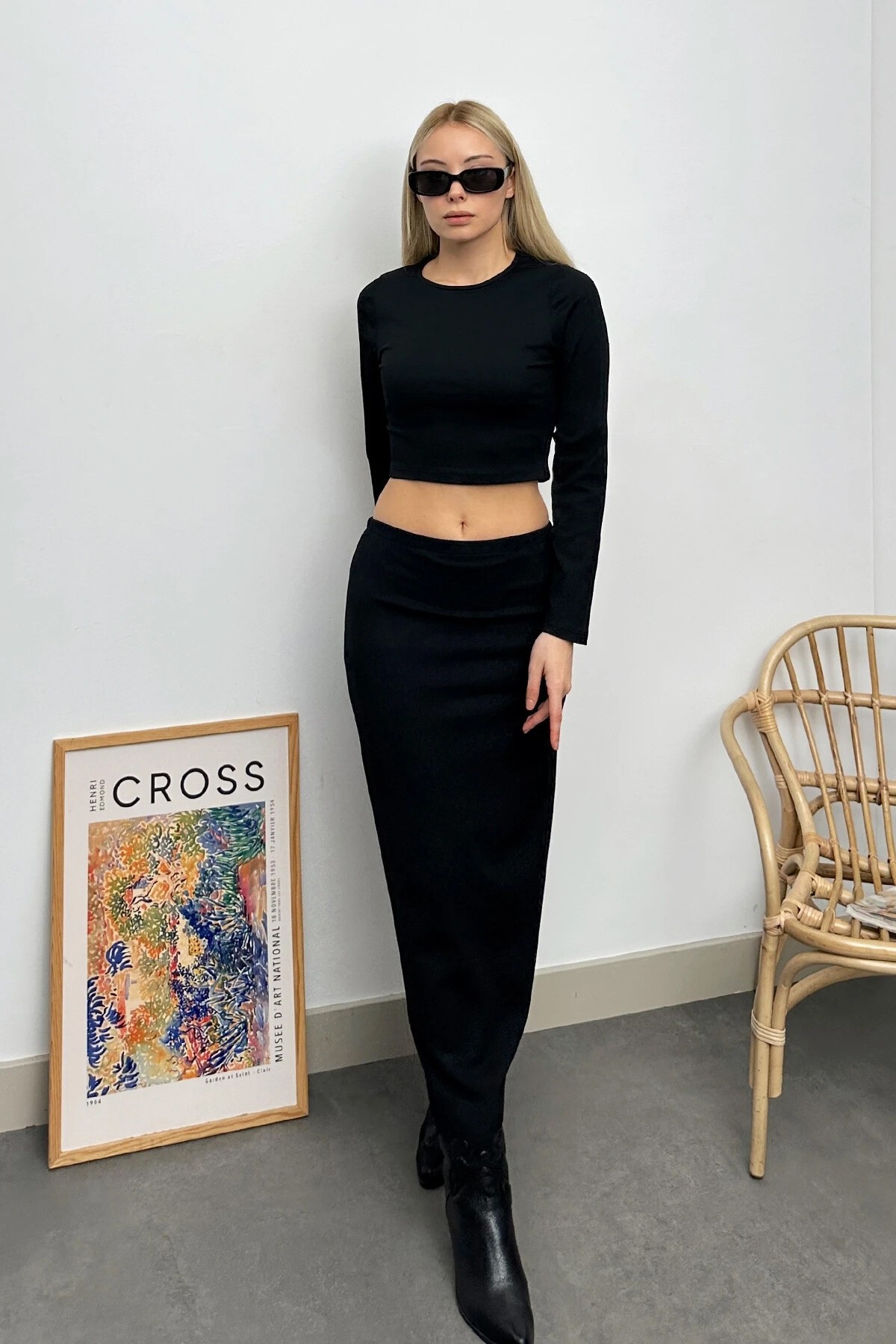 Siyah Bisiklet Yaka Crop Bluz Ve Midiboy Fitilli Etek Takım