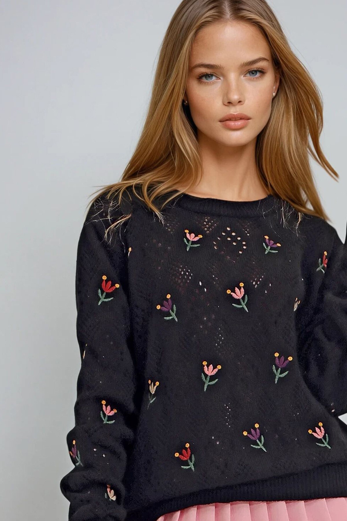 Siyah Bisiklet Yaka Delik Ajurlu Ve Nakışlı Triko Kazak