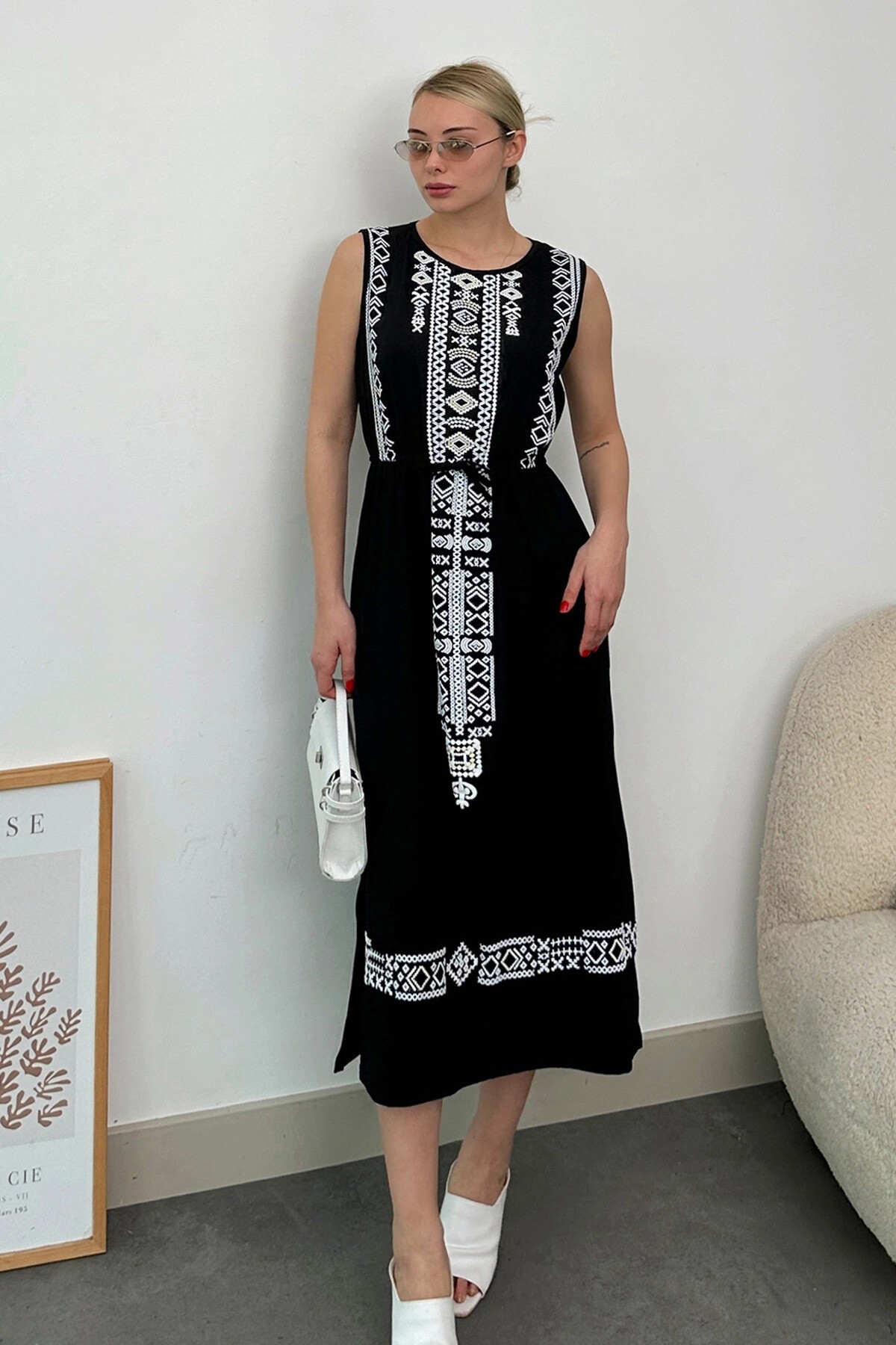 Siyah Bisiklet Yaka Etnik Desenli Beli Lastikli Midi Elbise