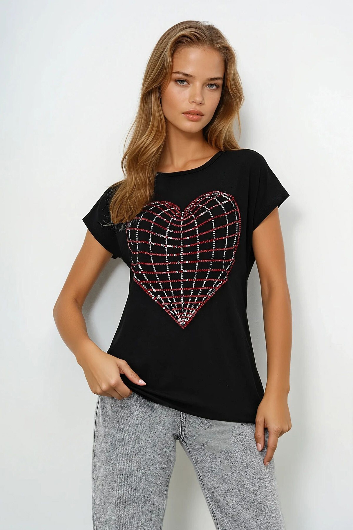 Siyah Bisiklet Yaka Kalp İşlemeli Sıfır Kol T Shırt