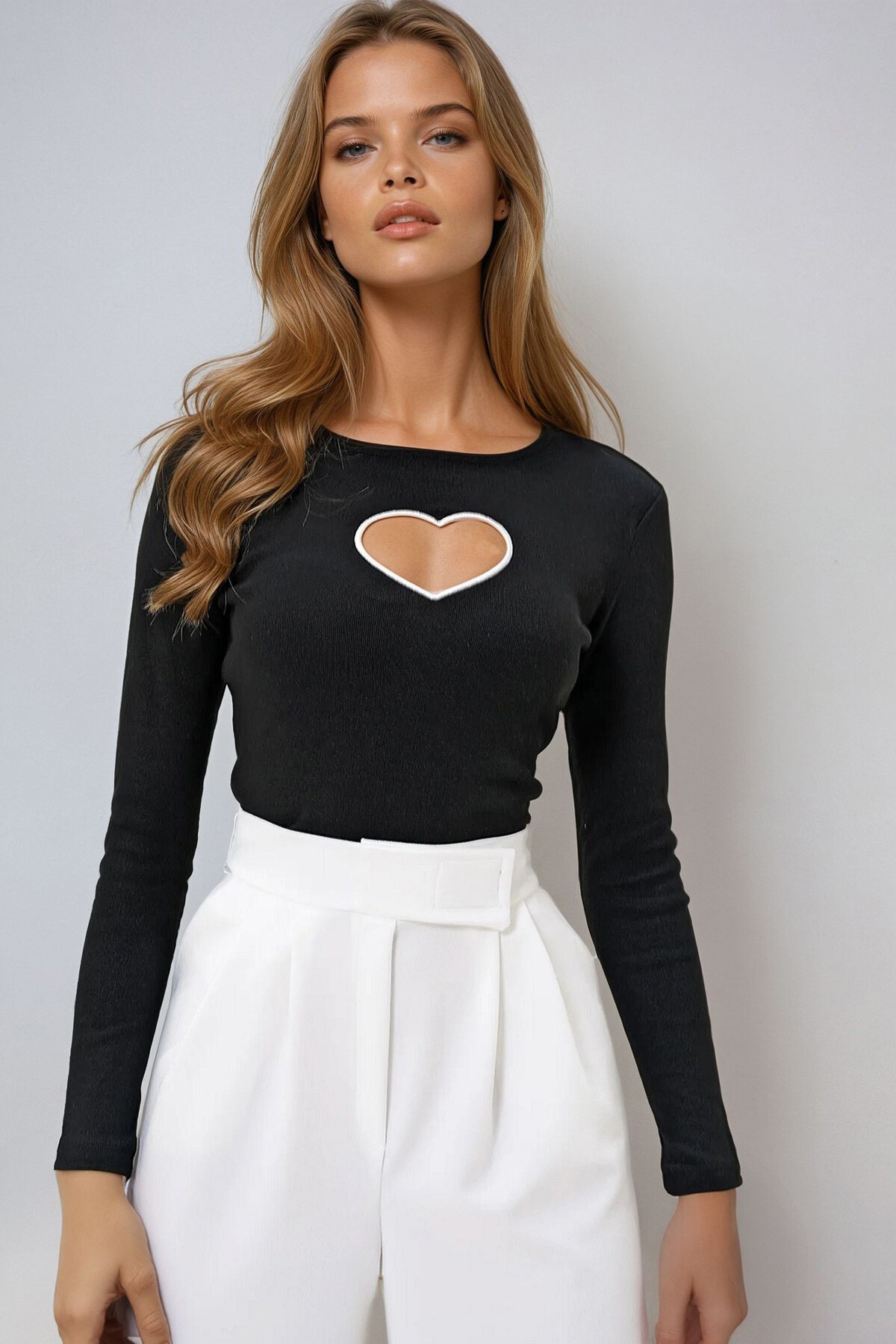Siyah Bisiklet Yaka Kalp Nakış Dekolteli Kaşkorse Bluz