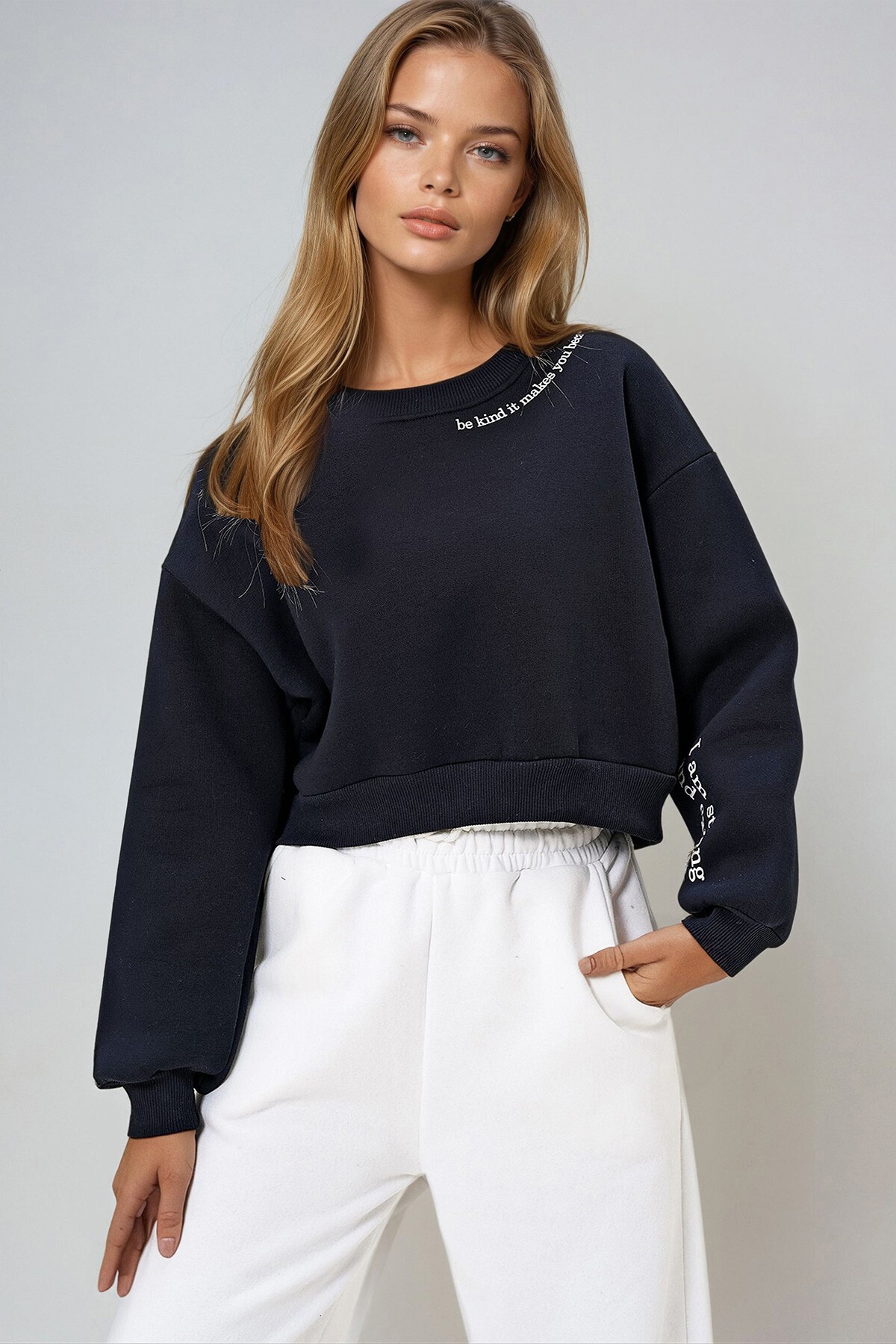 Siyah Bisiklet Yaka Kol Ve Yaka Baskı Detaylı Üç İplik Şardonlu Sweatshırt