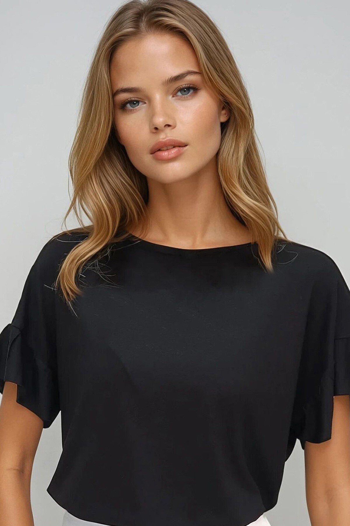 Siyah Bisiklet Yaka Kolları Fırfırlı Basic T Shırt