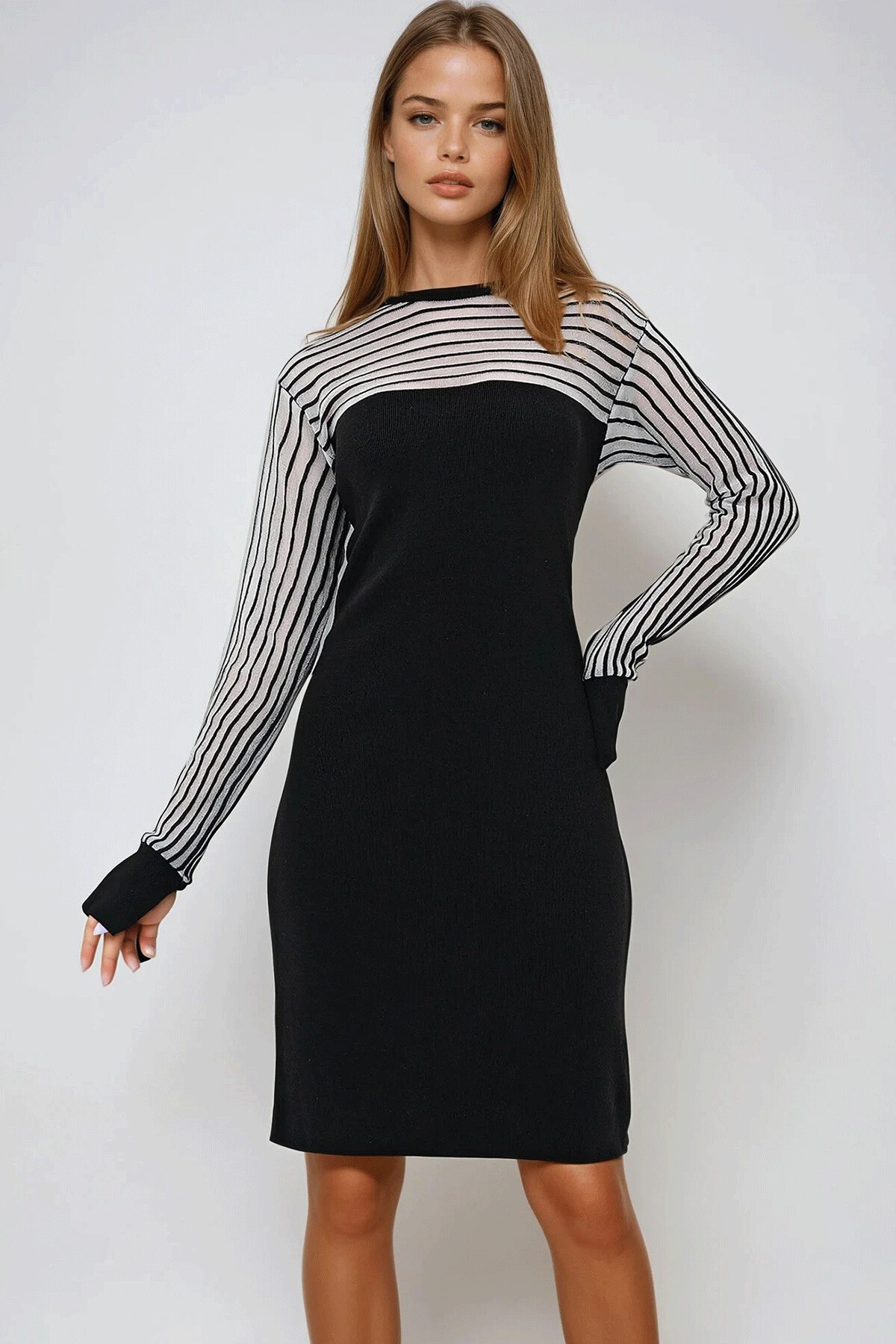 Siyah Bisiklet Yaka Omuzları Tül Detaylı Midi Boy Mevsimlik Elbise