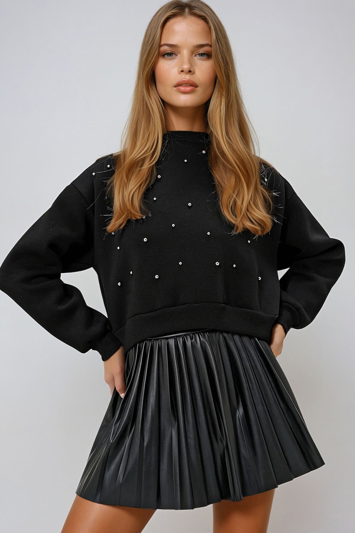 Siyah Bisiklet Yaka Önü İnci Çakmalı Üç İplik Şardonlu Sweatshırt