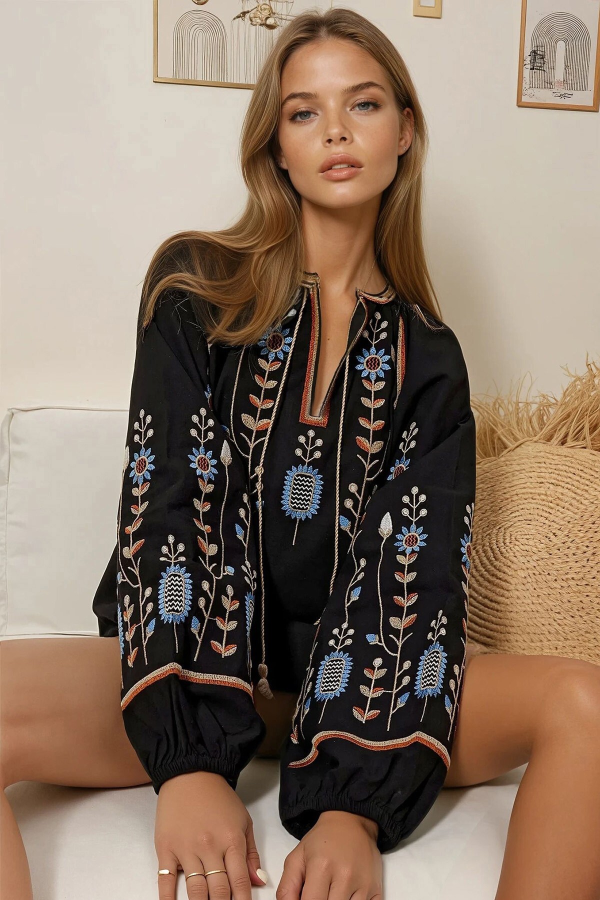 Siyah Bisiklet Yaka Önü Ve Kolları Nakışlı Keten Dokuma Bluz