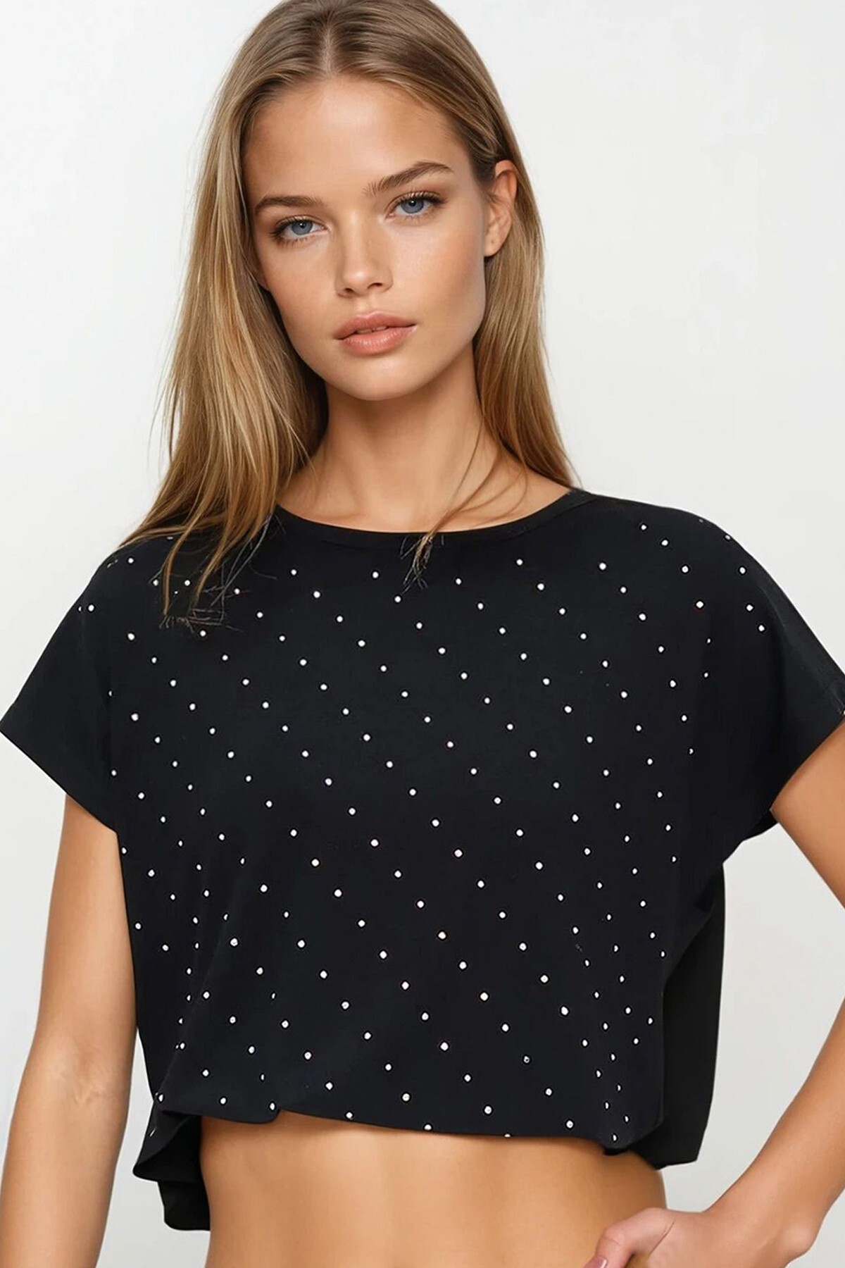 Siyah Bisiklet Yaka Taş İşlemeli Sıfır Kol T-Shırt