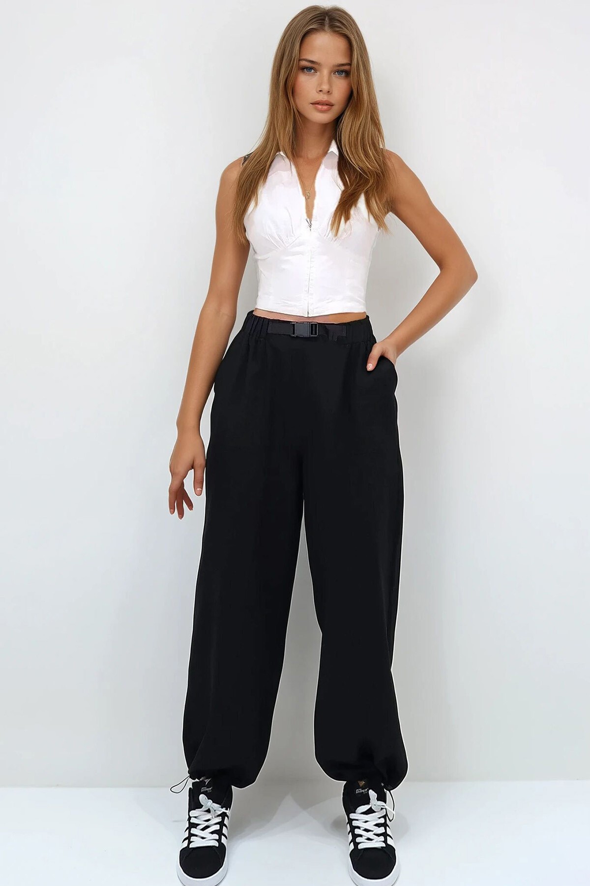 Siyah Çift Cepli Paçası Lastikli Kemer Detaylı Yazlık Jogger Pantolon