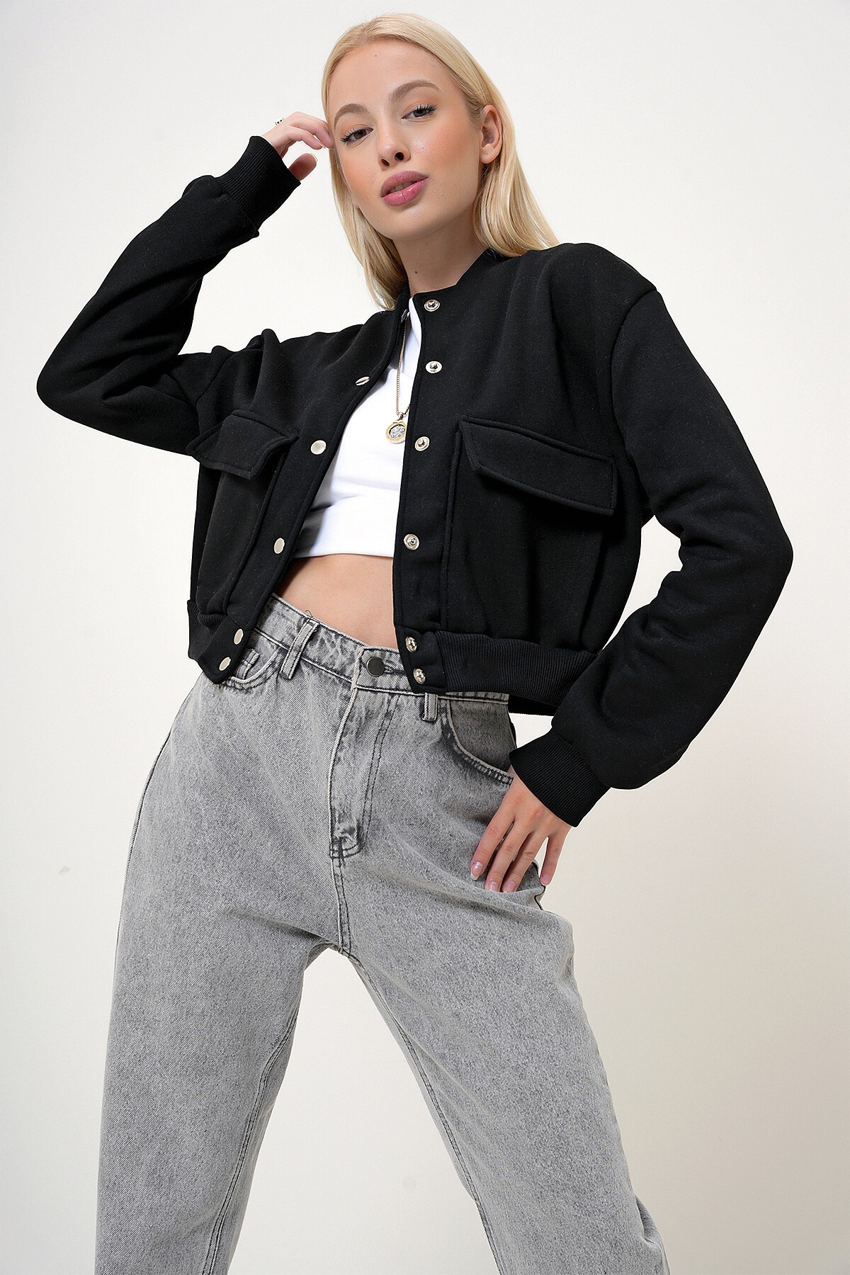 Siyah Çıt Çıt Kapamalı Çift Cepli İçi Şardonlu Crop Ceket