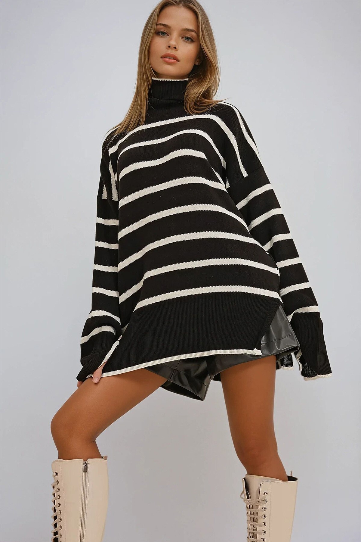 Siyah Çizgili Boğazlı Yanı Yırtmaçlı Oversize Kazak