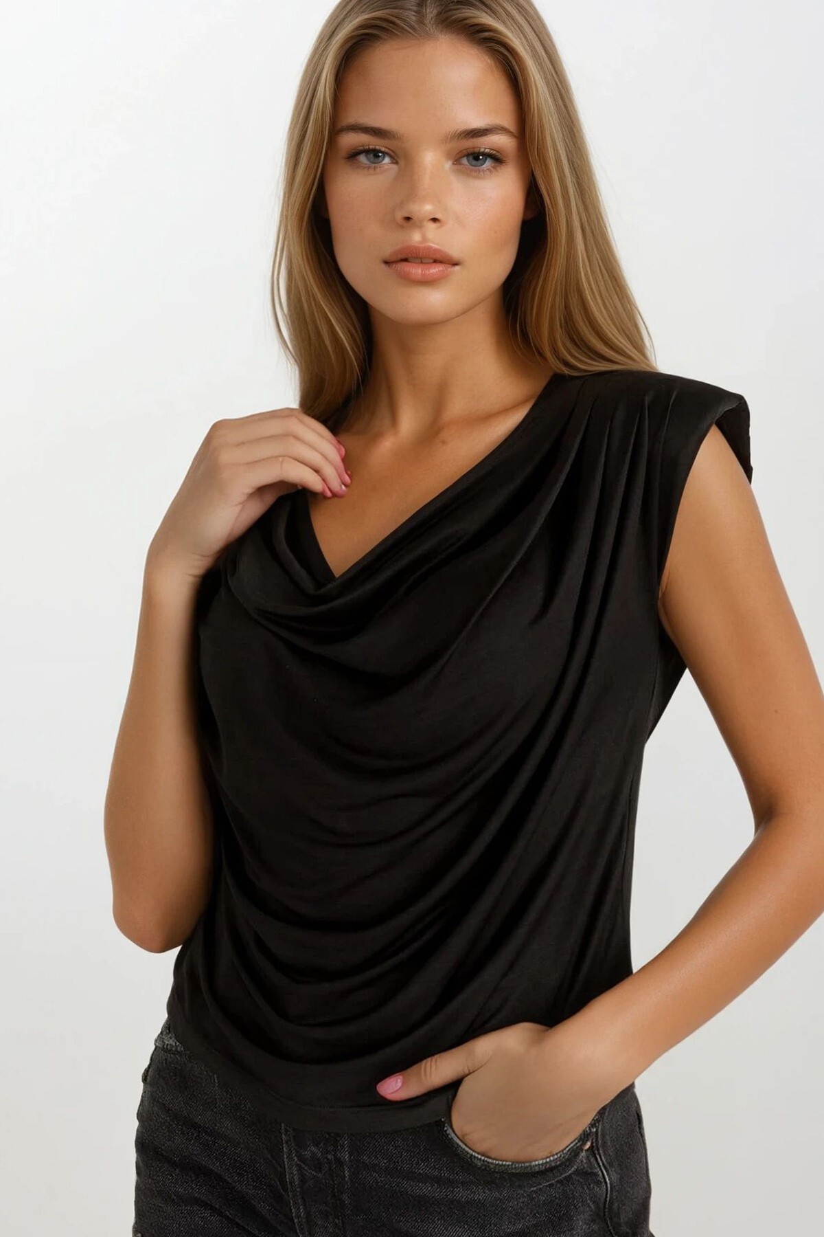 Siyah Degaje Yaka Omzu Vatkalı Yumuşak Dokulu Bluz