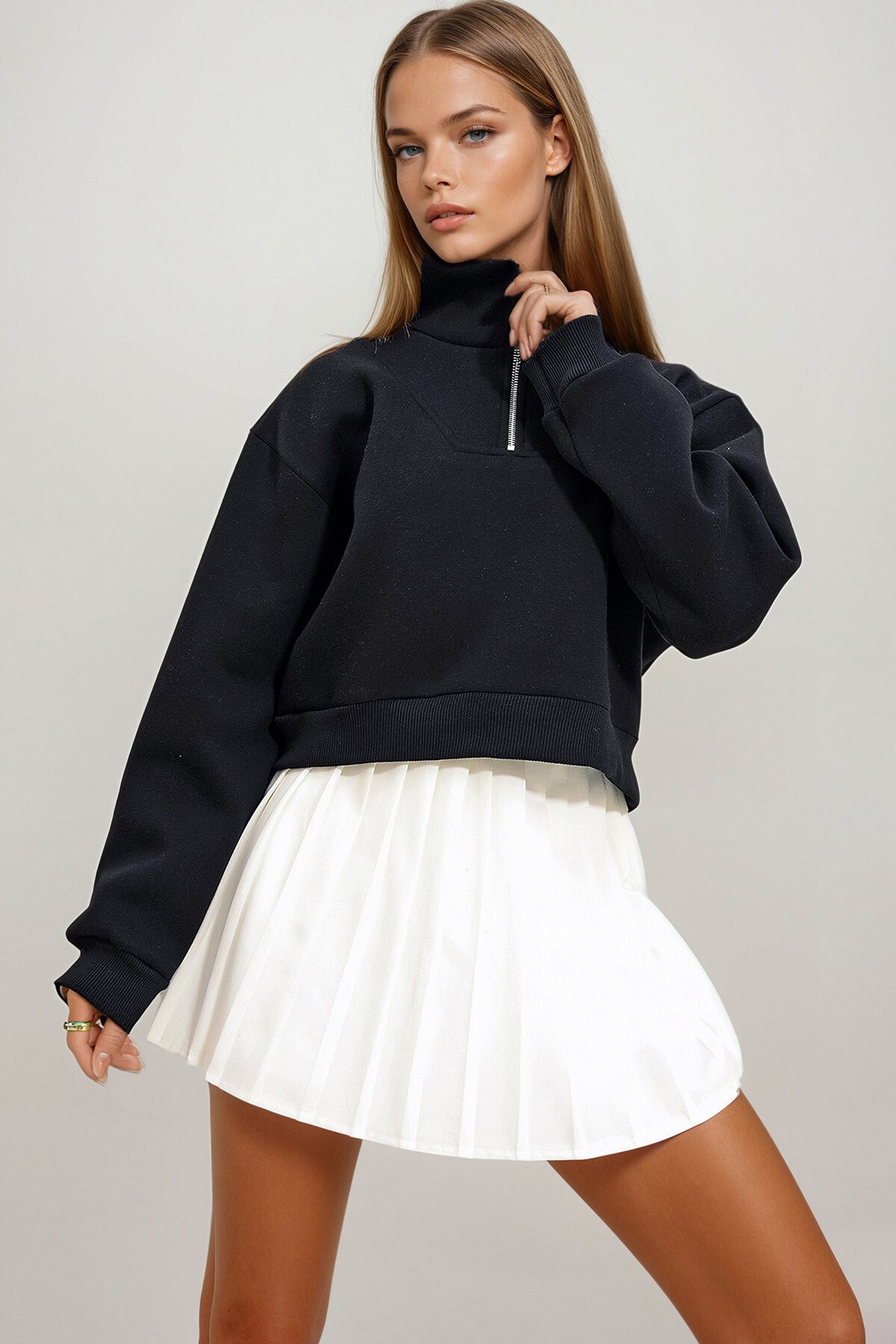 Siyah Dik Yaka Fermuarlı Sweatshirt