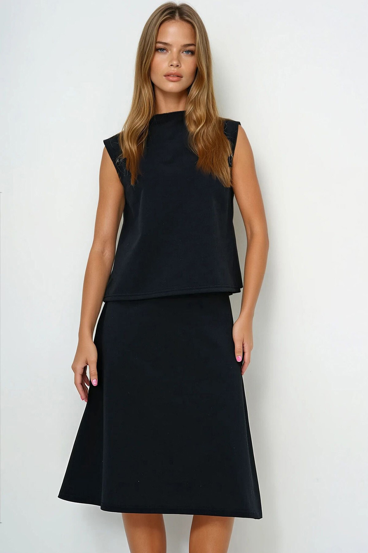 Siyah Dik Yaka Kolsuz Bluz Etekli Takım