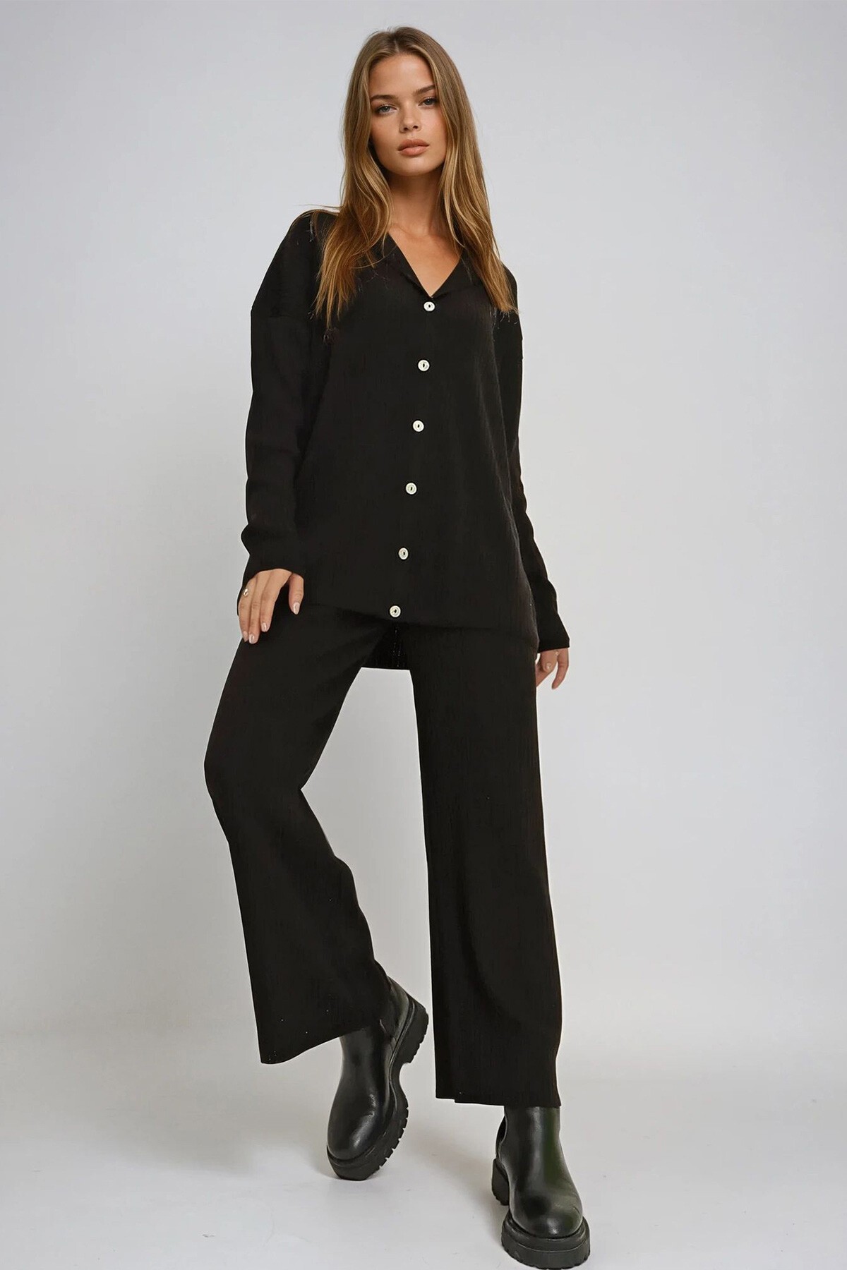 Siyah Düğmeli Kendinden Dokulu Triko Takım