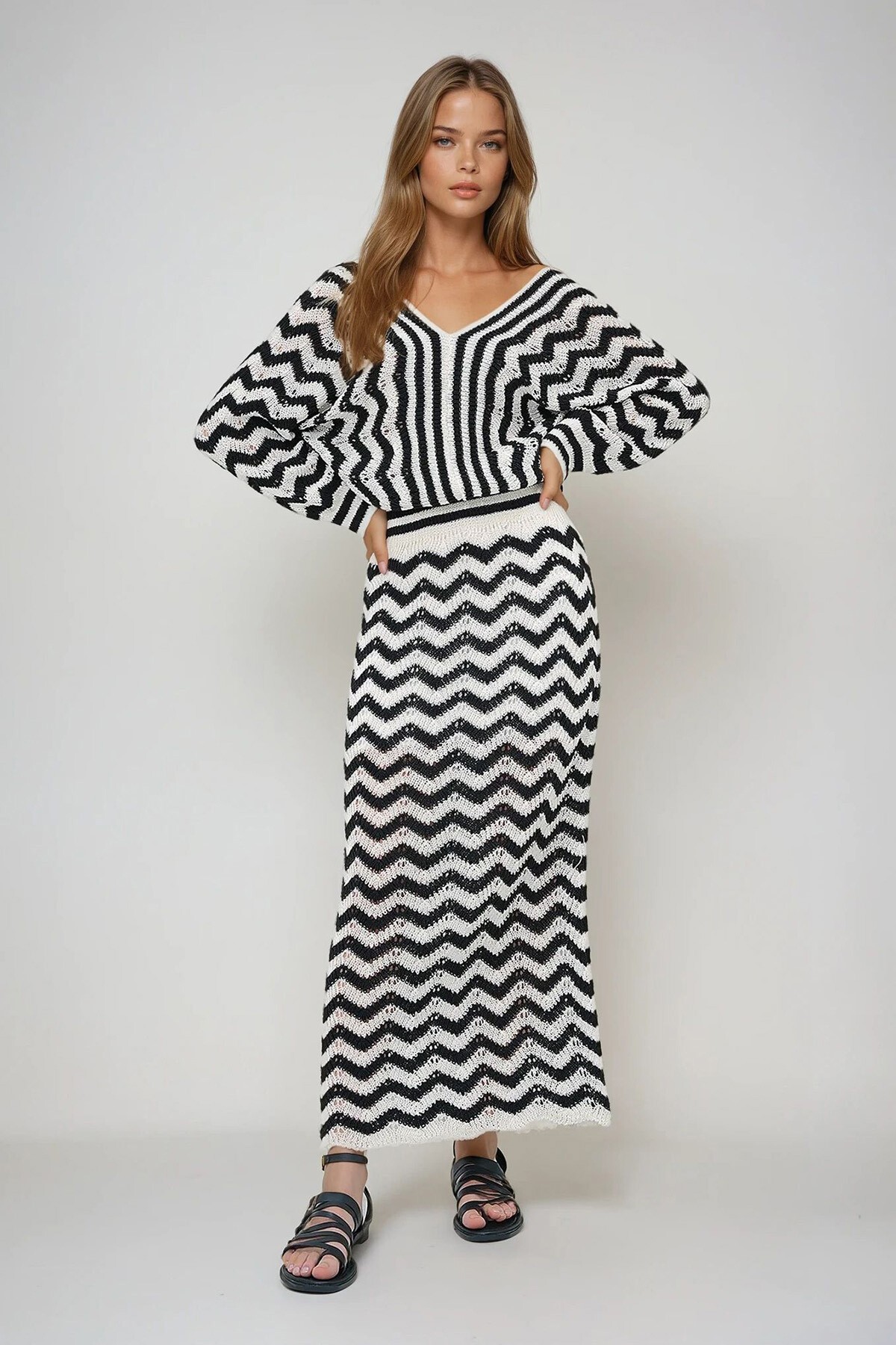 Siyah Ekru Ön Arka V Yaka İçi Astarlı Maxi Boy Yazlık Triko Elbise