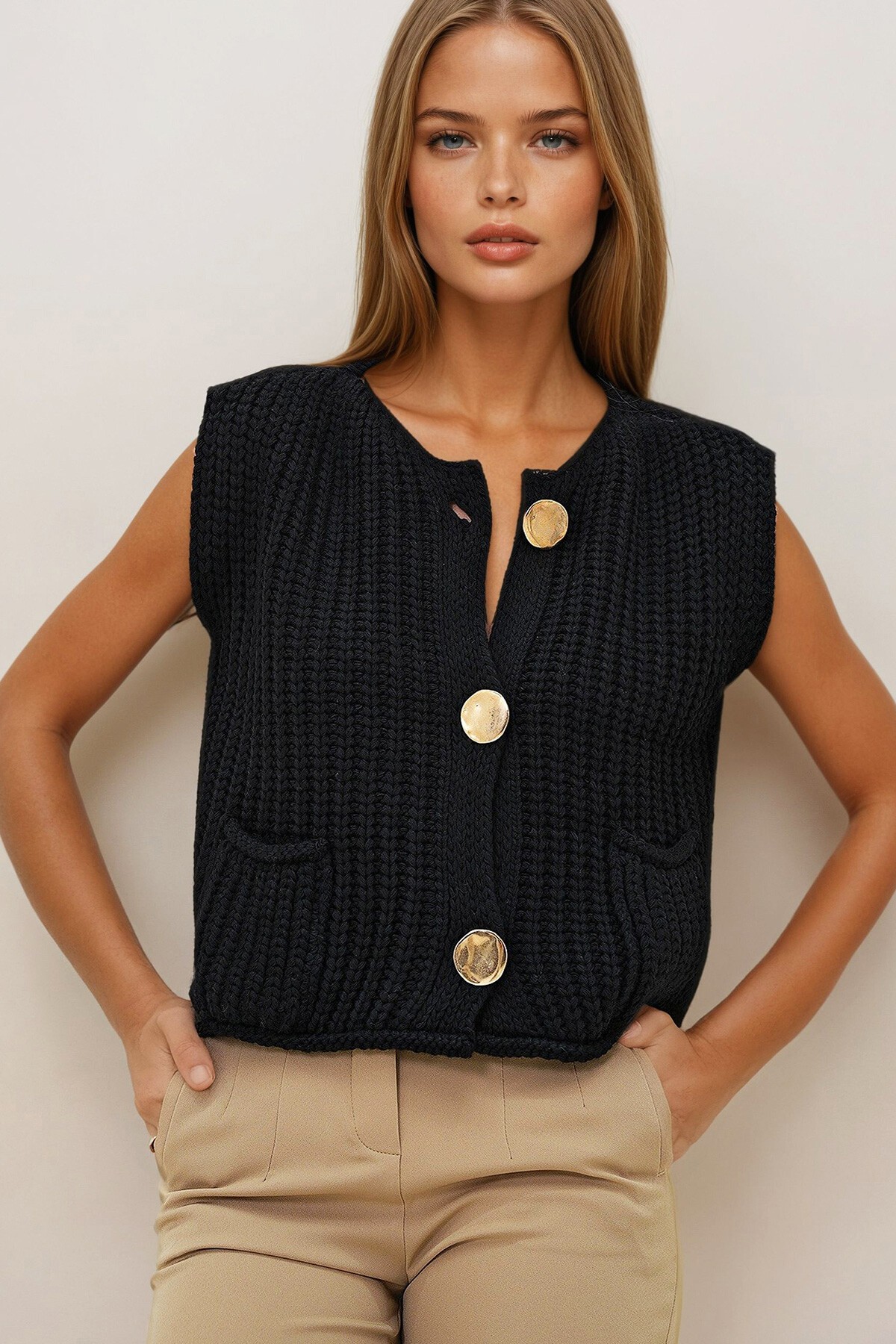Siyah Gold Düğmeli Çift Cepli Triko Örme Yelek