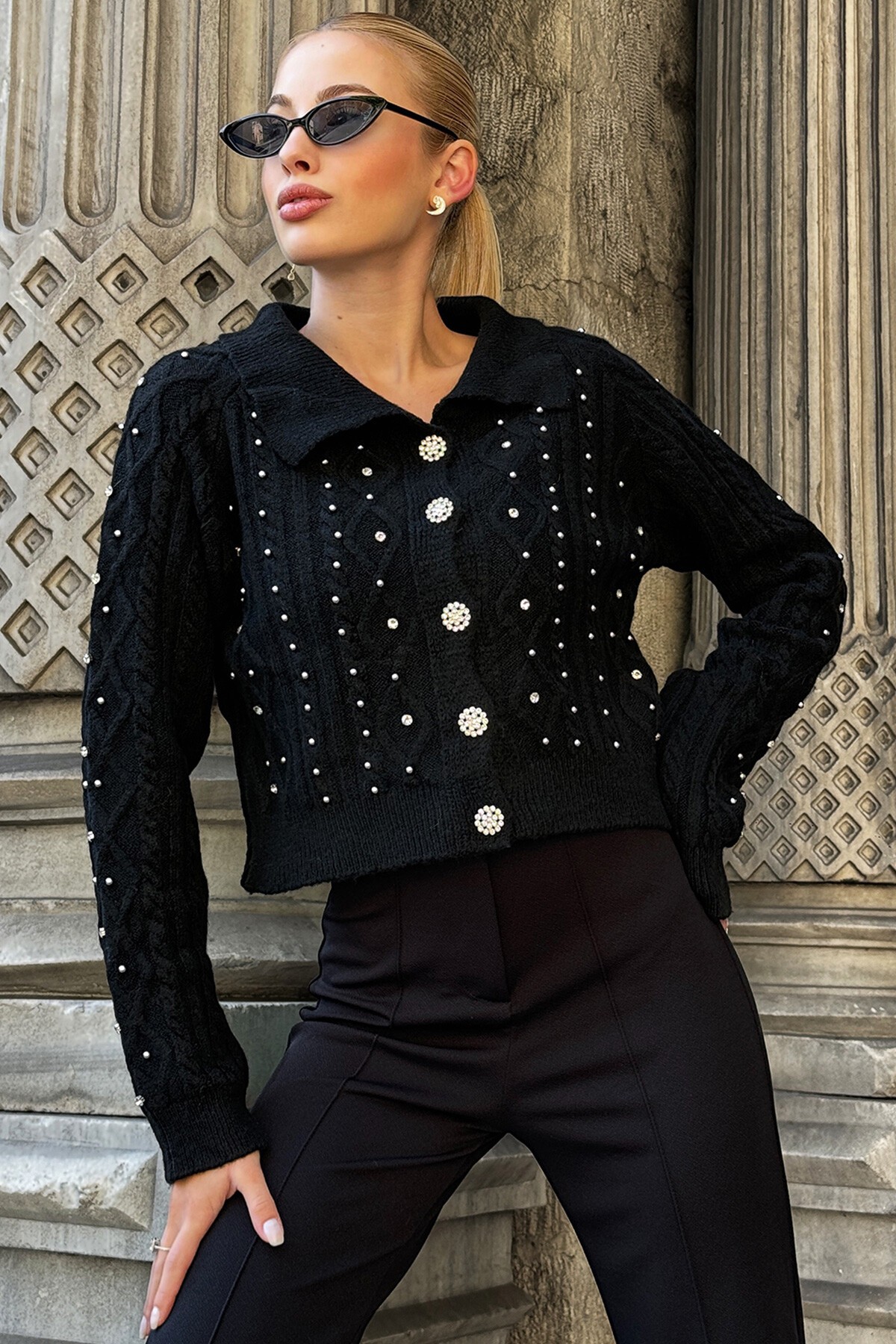 Siyah İşlemeli Triko Hırka