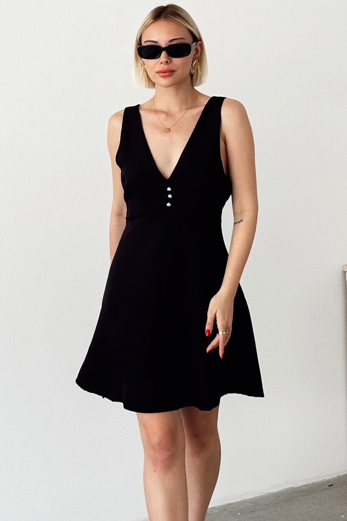 Siyah Kalın Askılıı Derin V Yaka Sırt Detaylı  Mini Elbise